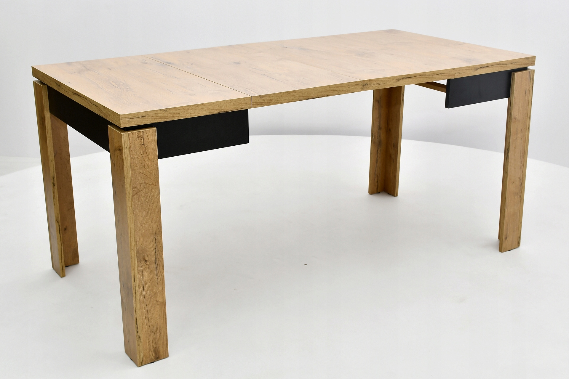 ROZKŁADANY STÓŁ 80/80 - 160 ORAZ 4 KRZESŁA KRZYŻAK. WYBÓR KOLORYSTYKI Kształt blatu kwadratowy