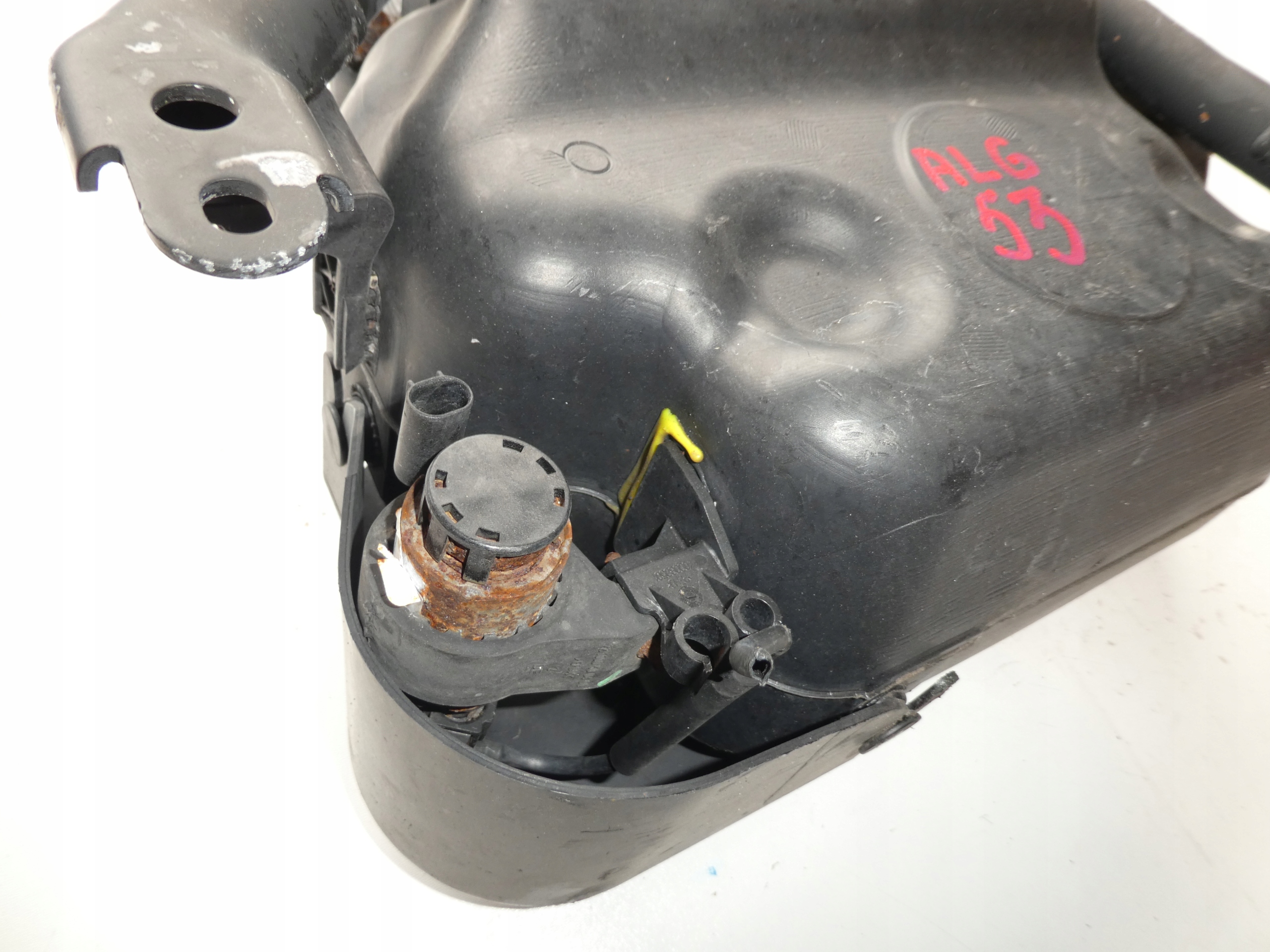 AUDI A4 8K LIFT BEHÄLTER ADBLUE 8K0131878G
