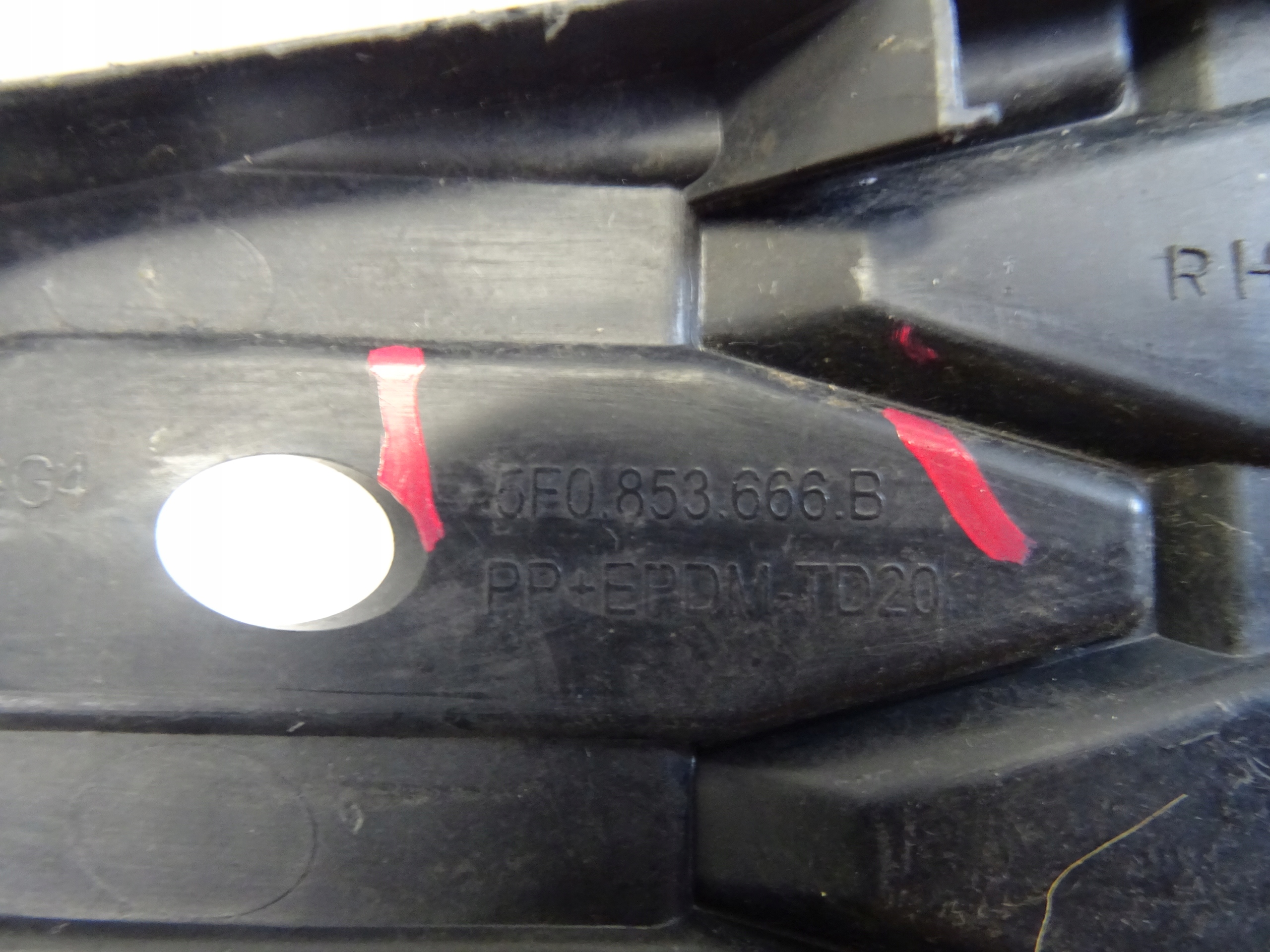 grid of a bumper front front left SEAT LEON III FR 5F0853666B
