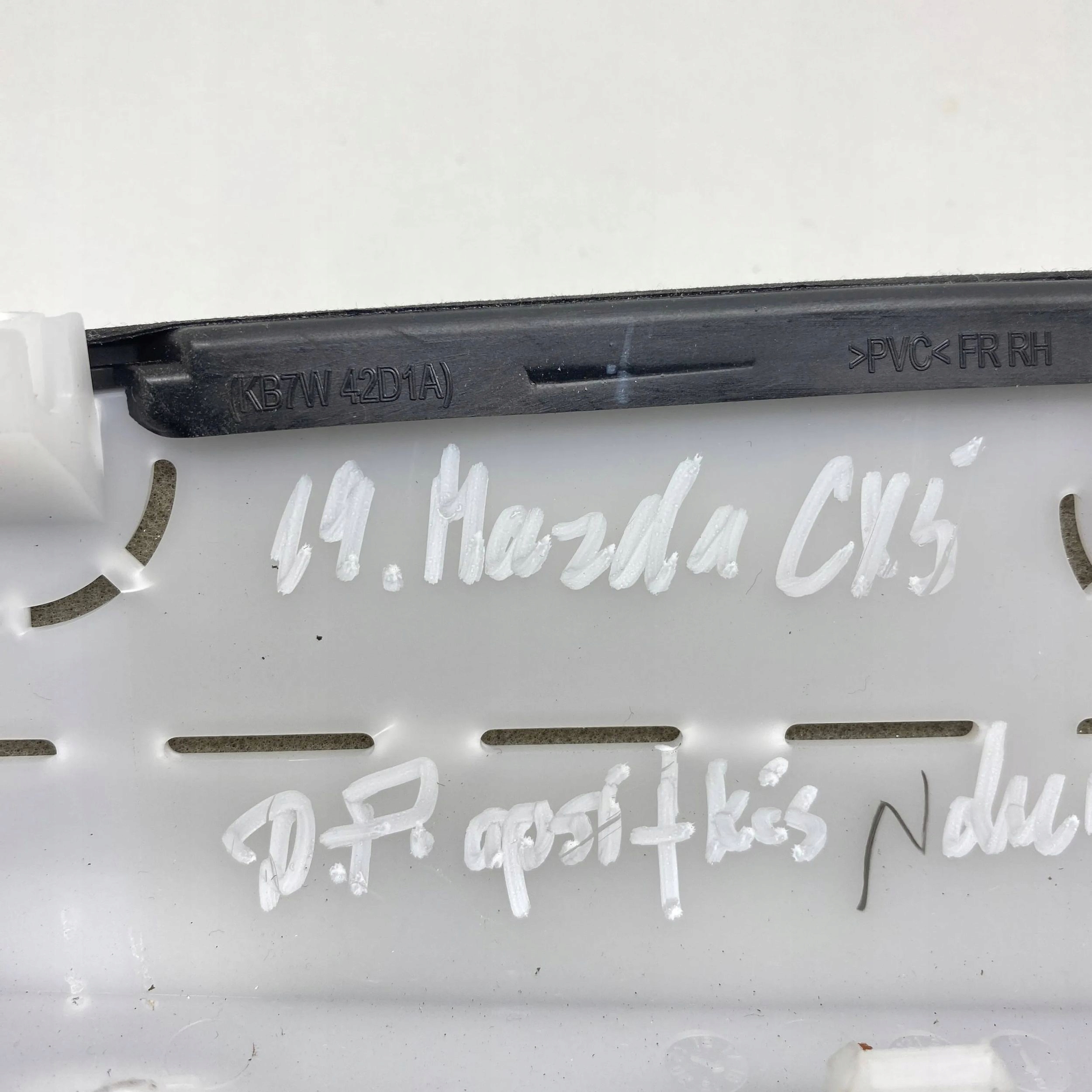 молдинг декоративная передних правый mazda (KF) KB7W42D1A