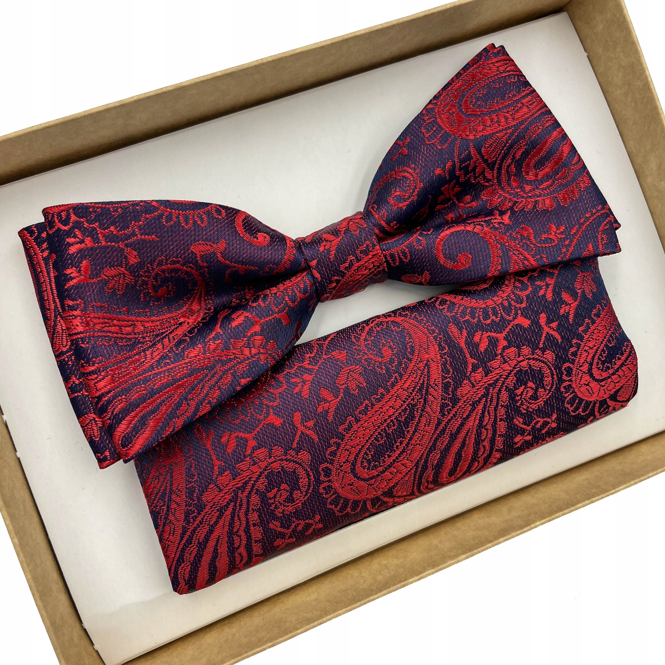 Czerwona granatowa mucha z poszetką do ułożenia