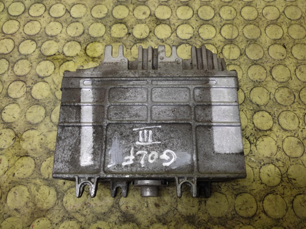 VW GOLF III unité de commande électronique uce moteur 0261203613/614