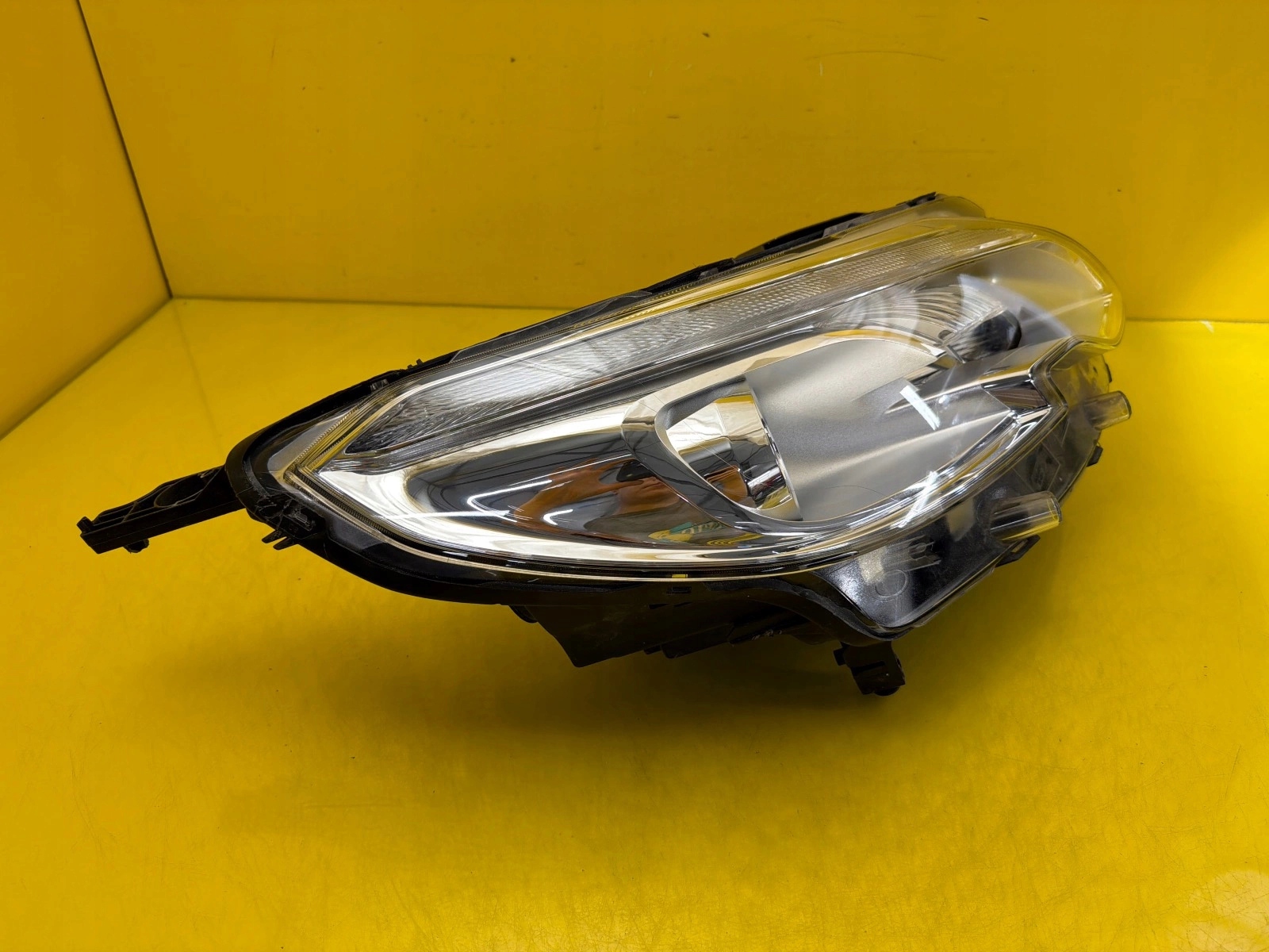 light right front Peugeot 2008 and 2013-2019 H7 9677810280
