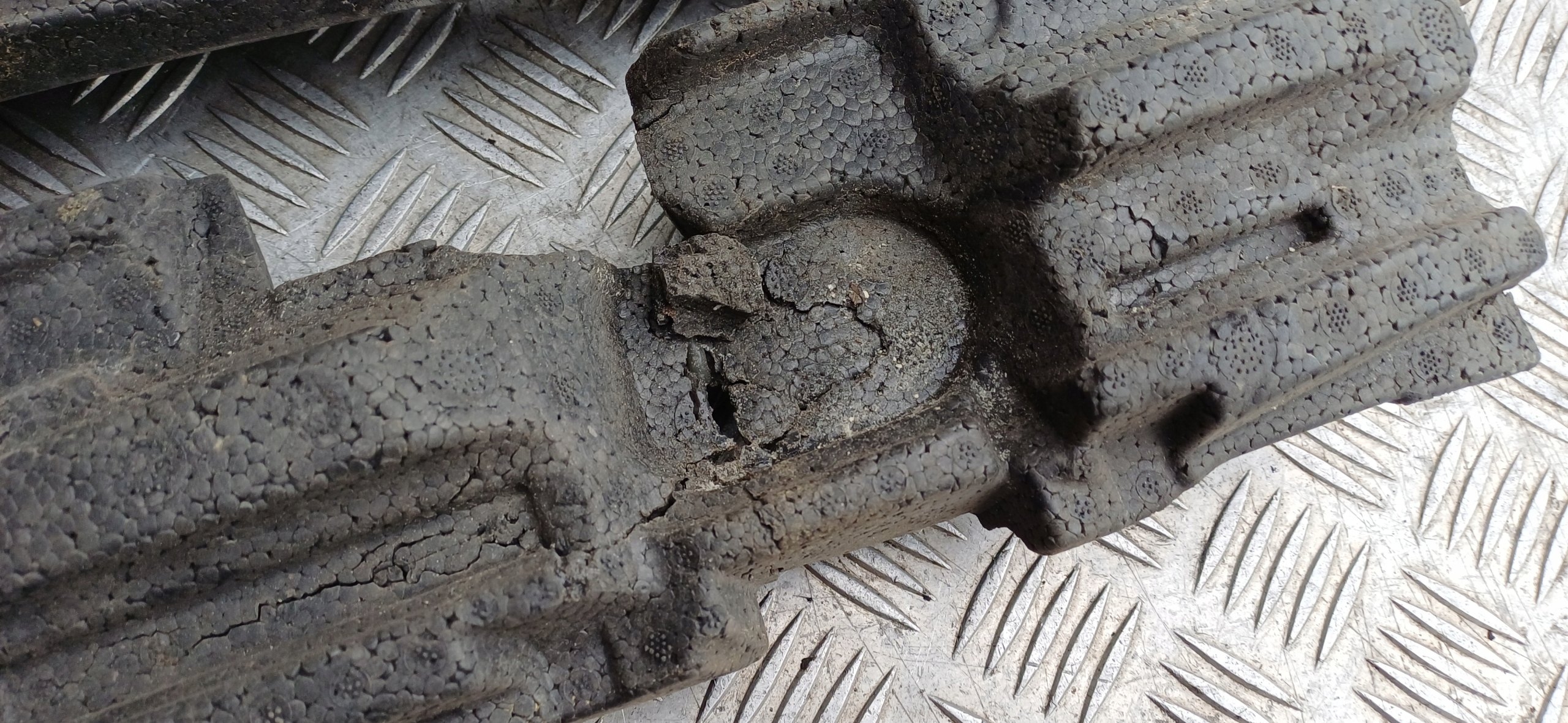 MERCEDES W211 ABSORBER PIANKA Polystyren vorne