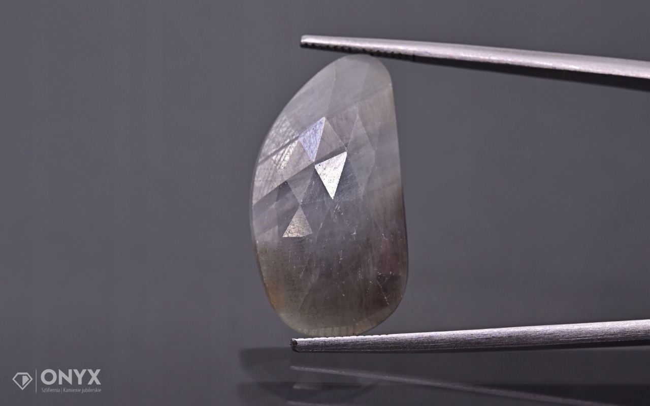 Safír fasetovaná nepravidelná rozeta 24x13 mm