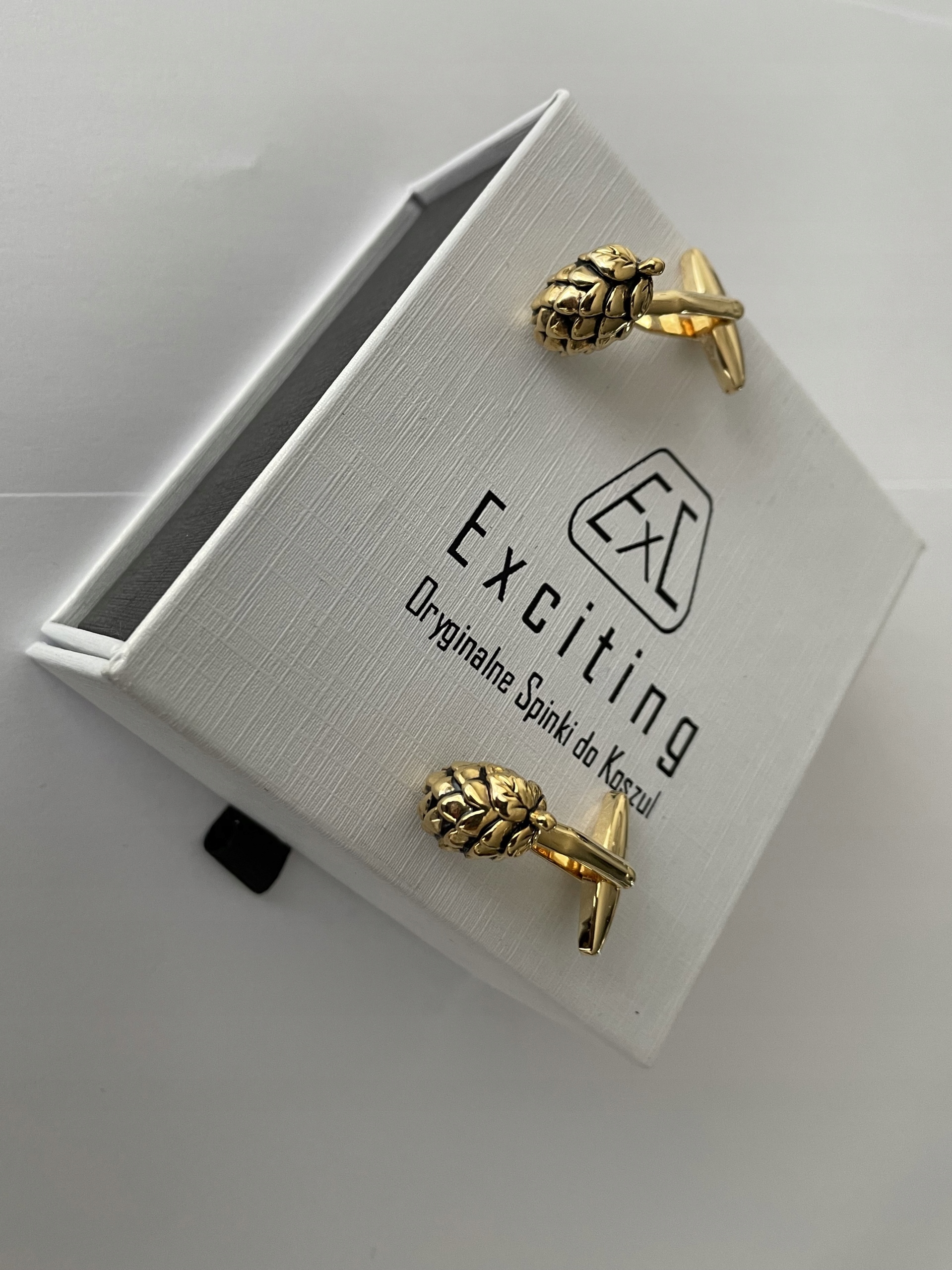 Manžetové knoflíčky Exc Šiška Chmele jsou pozlacené v elegantní krabičce