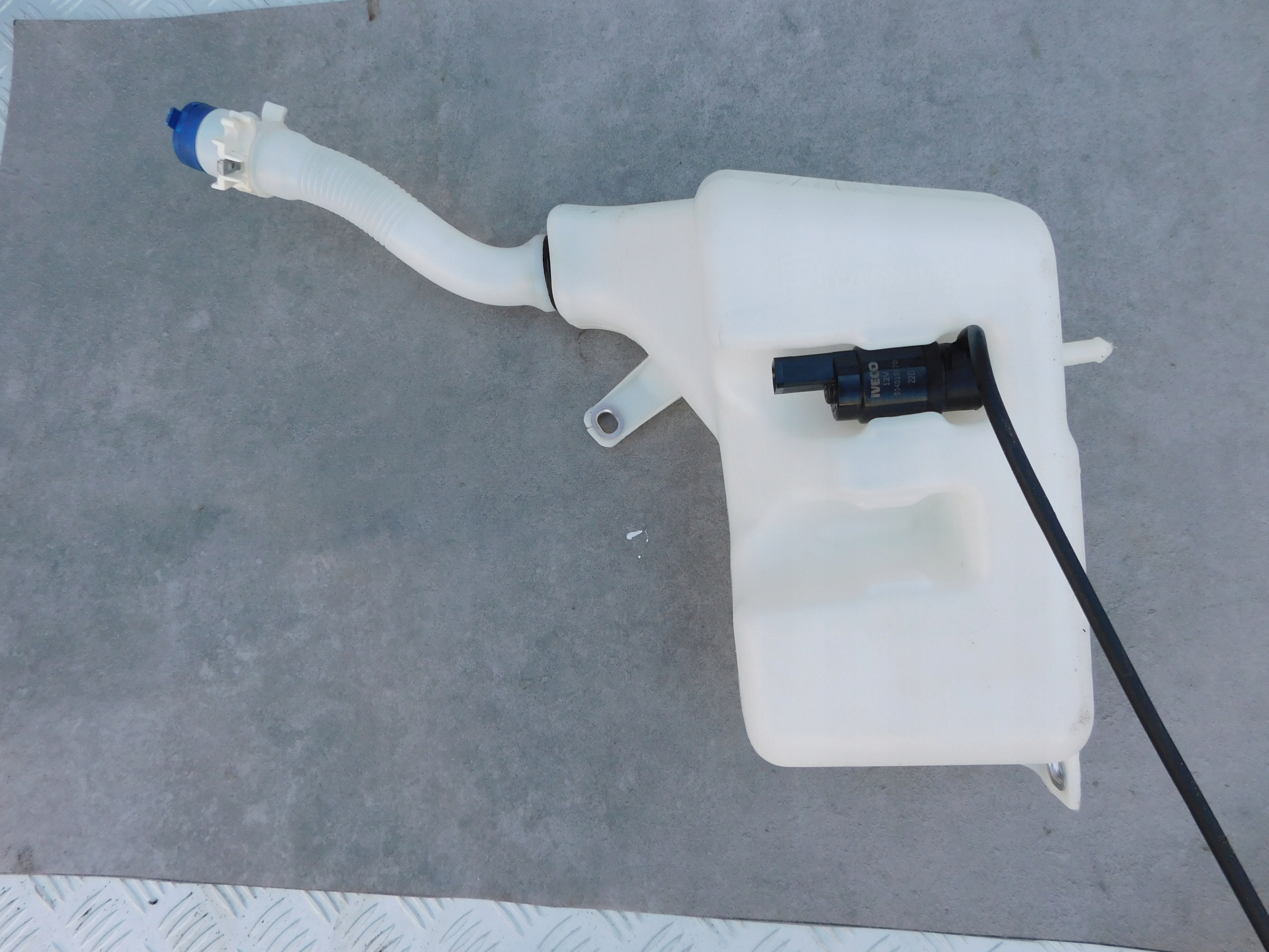 Iveco Daily VI 2014– serbatoio LIQUIDO LAVAFARI + Pompa Originale