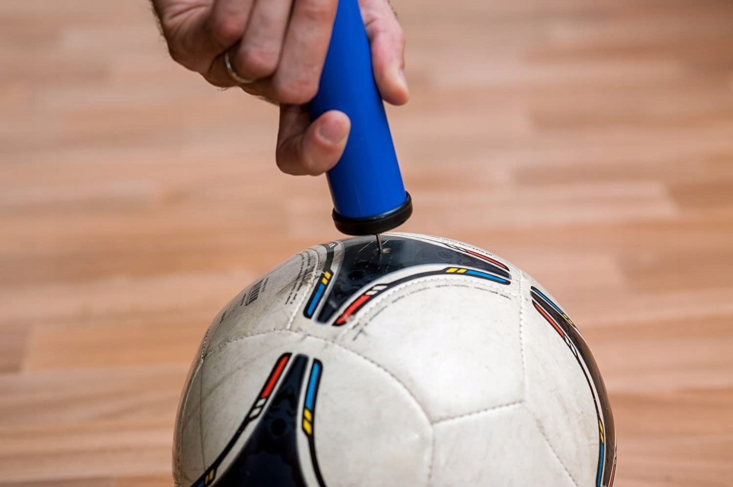 POMPKA RĘCZNA DO PIŁKI + 2 KOŃCÓWKI 24 CM Cechy dodatkowe brak