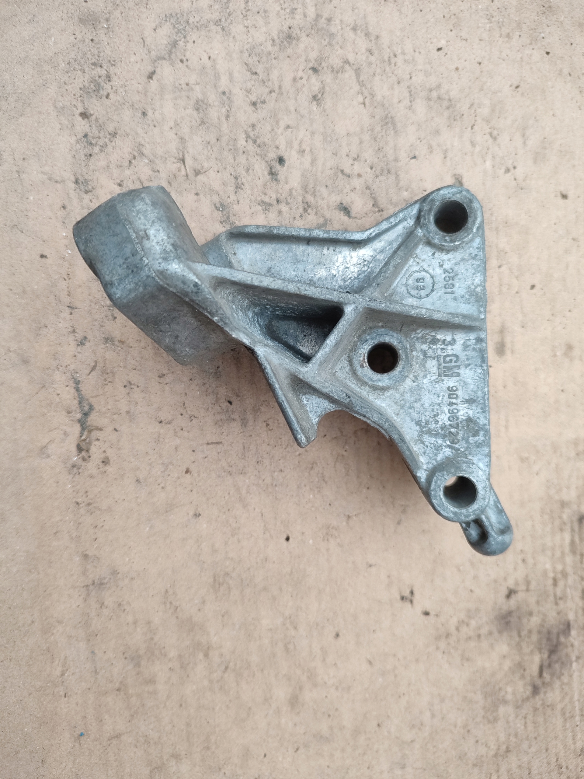 getriebehalter getriebe OPEL VECTRA B 90496729