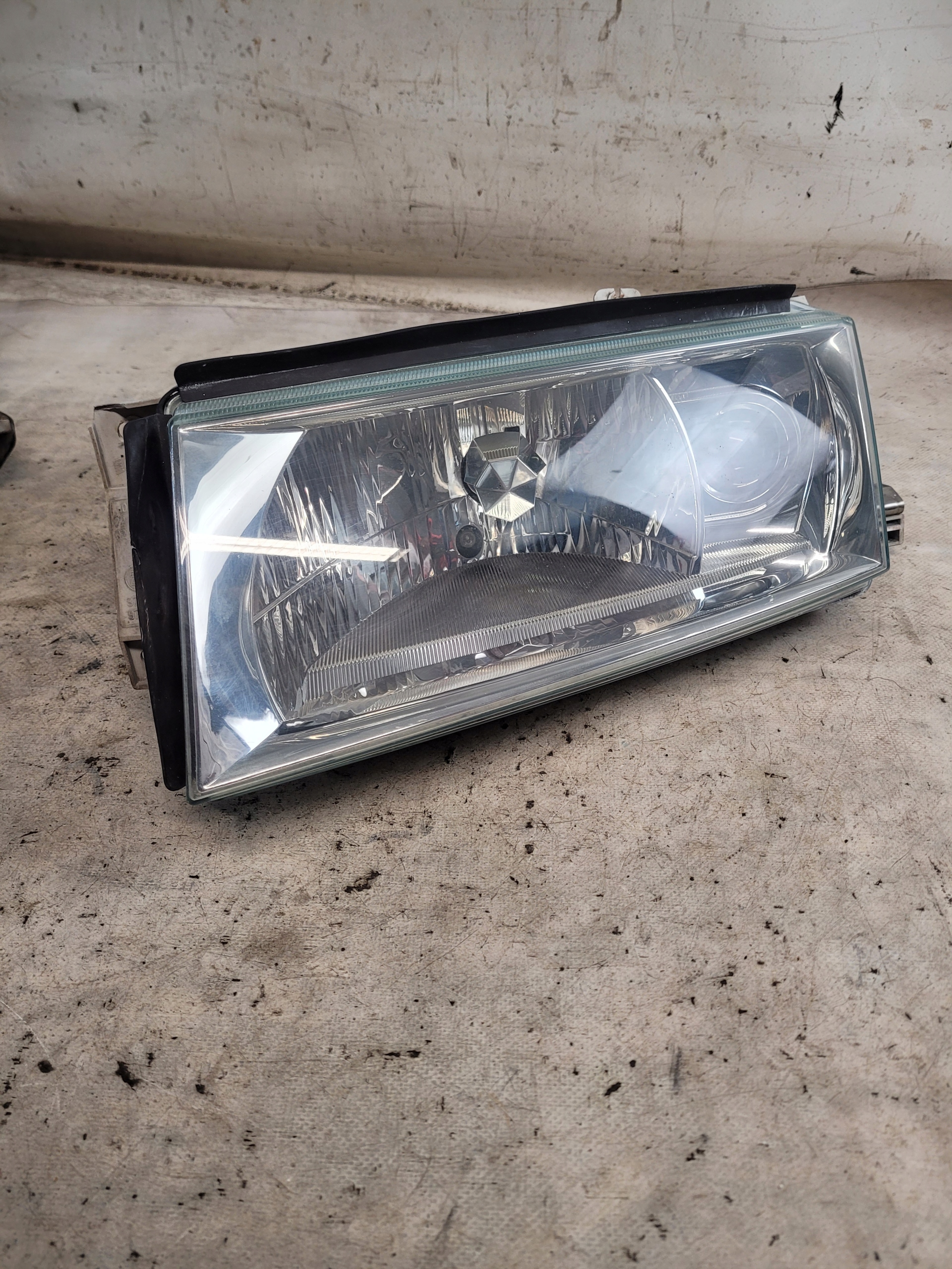 light left front OE 1U1941015E fog light SKODA OCTAVIA and