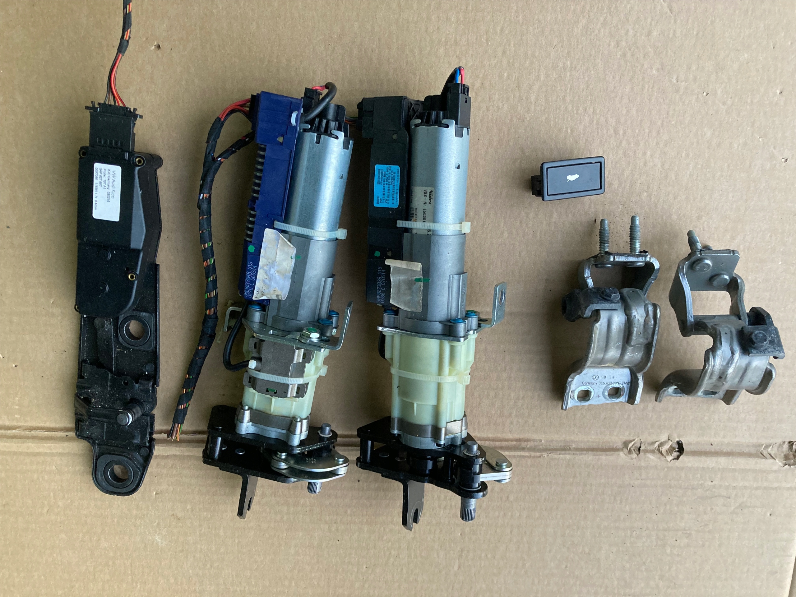 3AF827383A 3AF827384A - Задні двері електричні VW PASSAT B7 Універсал