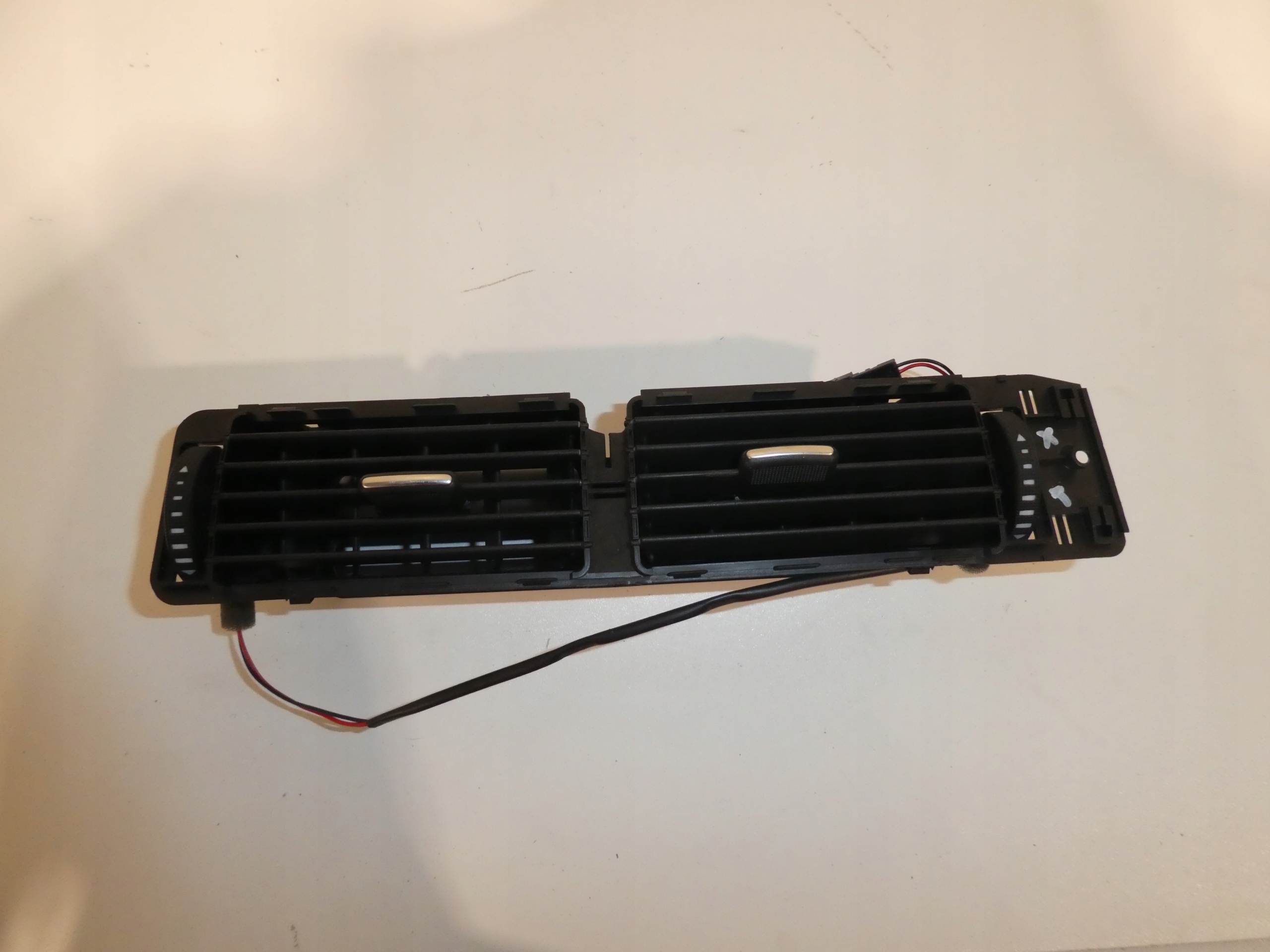 AUDI A6 C5 KRATKI DES LÜFTERS LUFT MITTE 4B1820951D