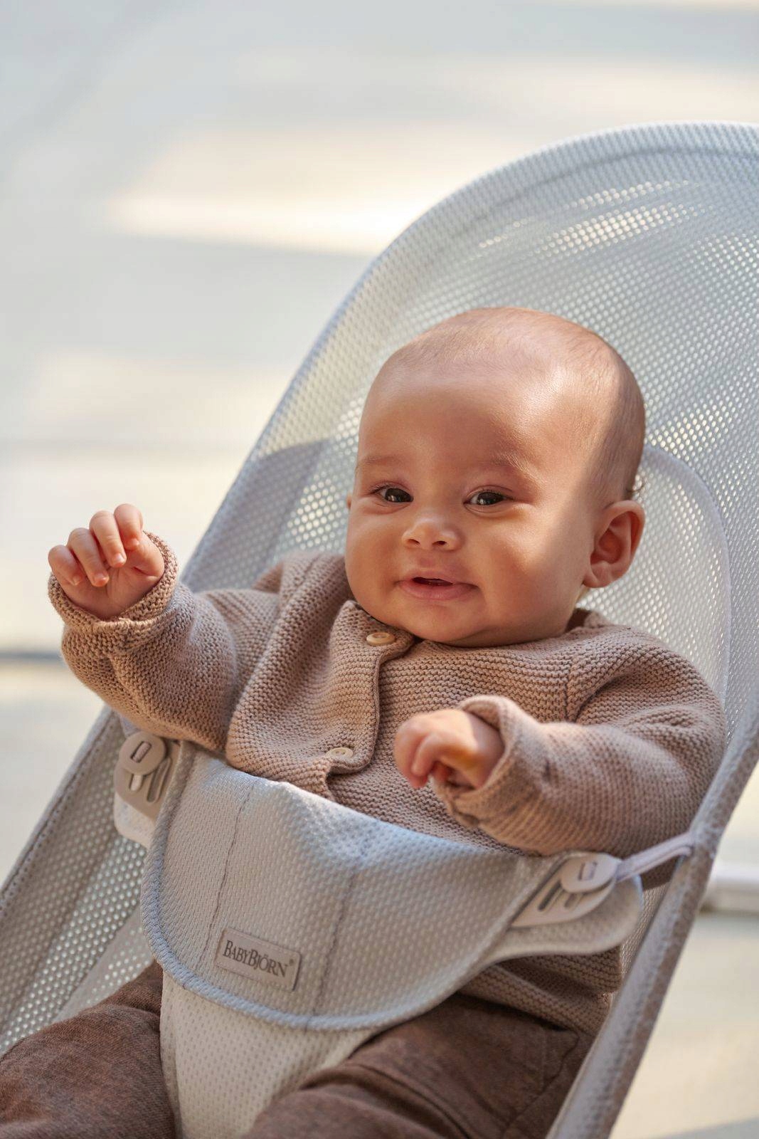 LEŻACZEK BALANCE SOFT MESH SZARY BIAŁY BABYBJORN Waga dziecka 0 - 12 kg