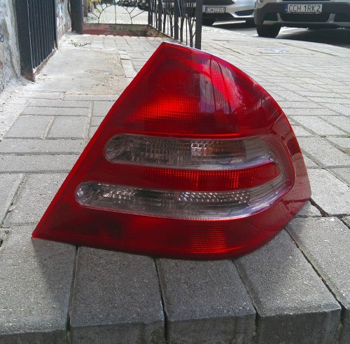 MERCEDES C KLASA W203 00-04 SEDAN PRAWA TYLNA LAMPA ORYGINAŁ 2038200264