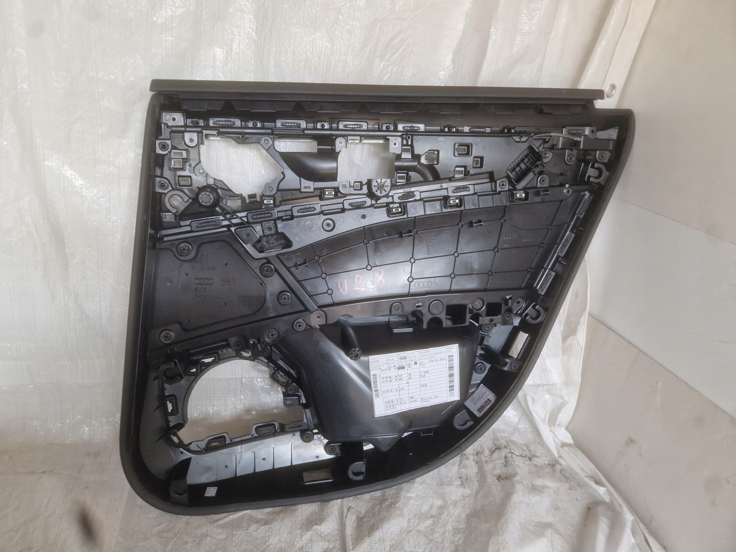 Audi A6 C8 обивка дверные карты задних зад левый 4K0867377
