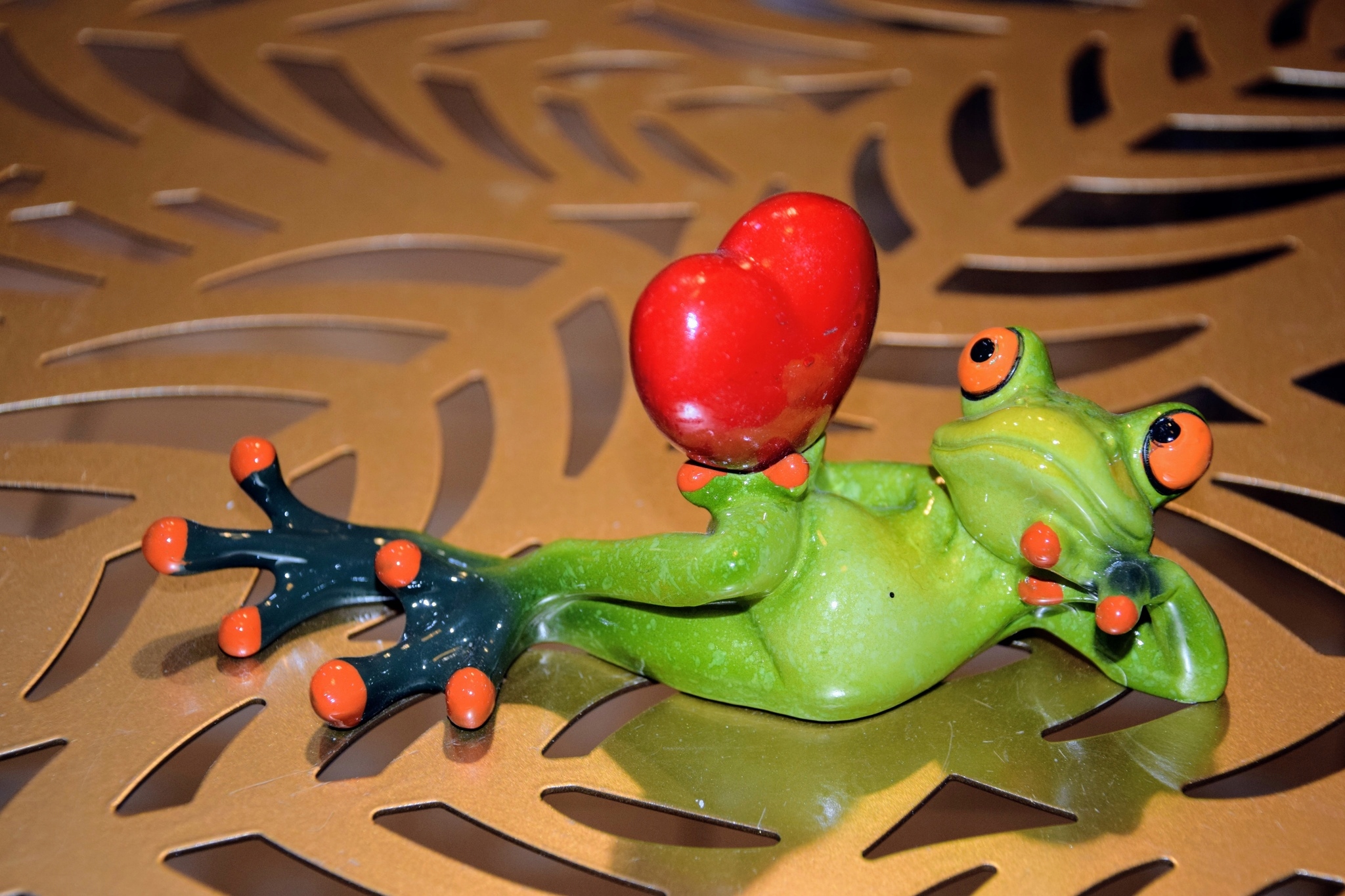 FIGURKA ŻABA LEŻĄCA Z SERCEM Kolor wielokolorowy