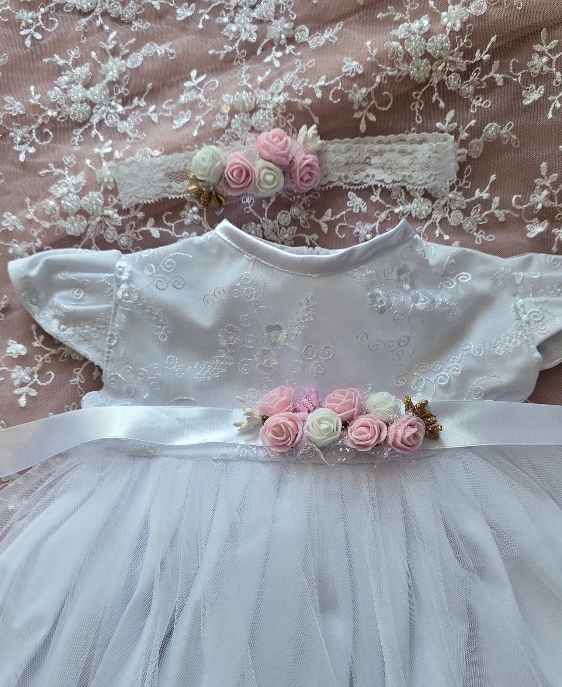 Biała Bawełniana Sukienka Opaska Chrzest Pasek Koronkowa 62 / 68 Rozmiar 68