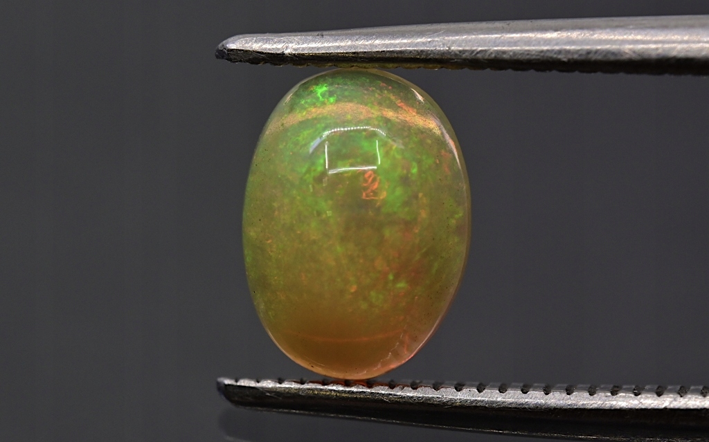Opál z Etiopie kabošon ovál 7x5 mm