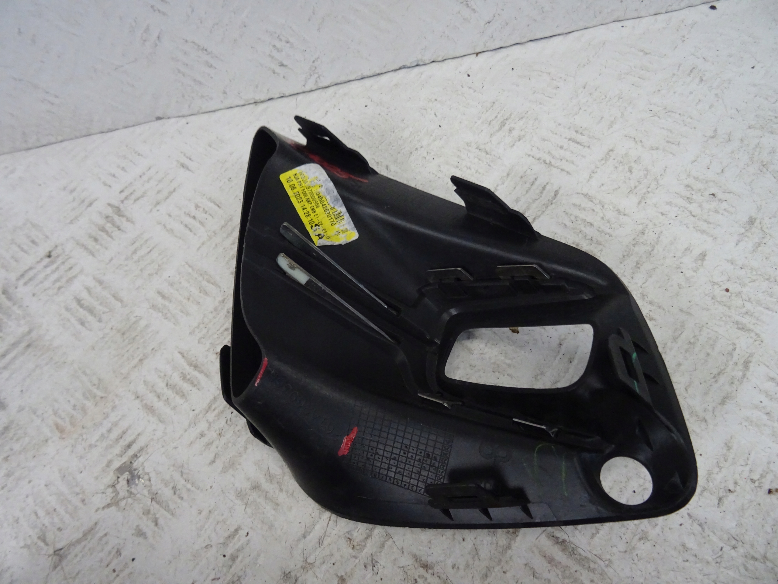grid of a bumper front front right RENAULT CLIO V 261A26956R