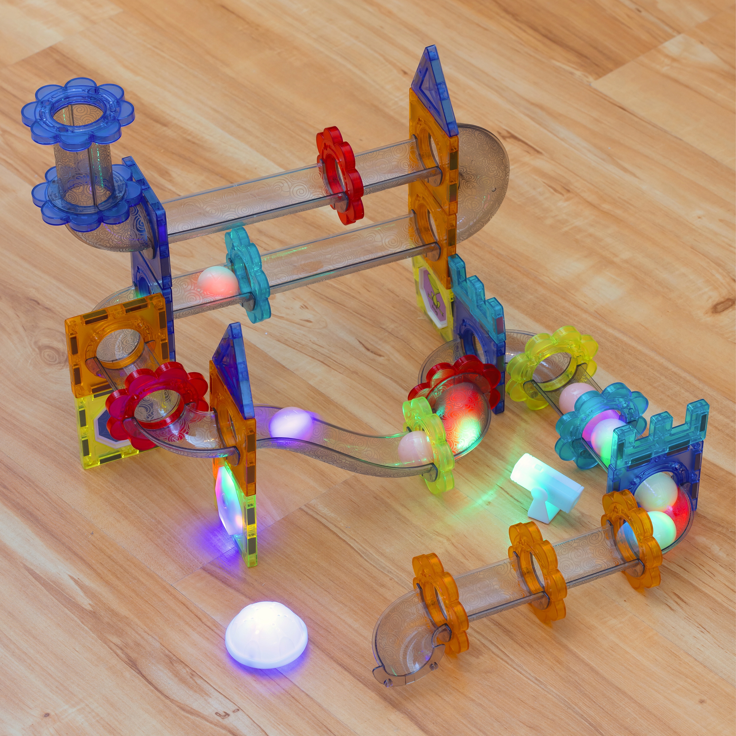 KLOCKI MAGNETYCZNE KONSTRUKCYJNE ŚWIECĄCY TOR 81el Waga produktu z opakowaniem jednostkowym 1.2 kg