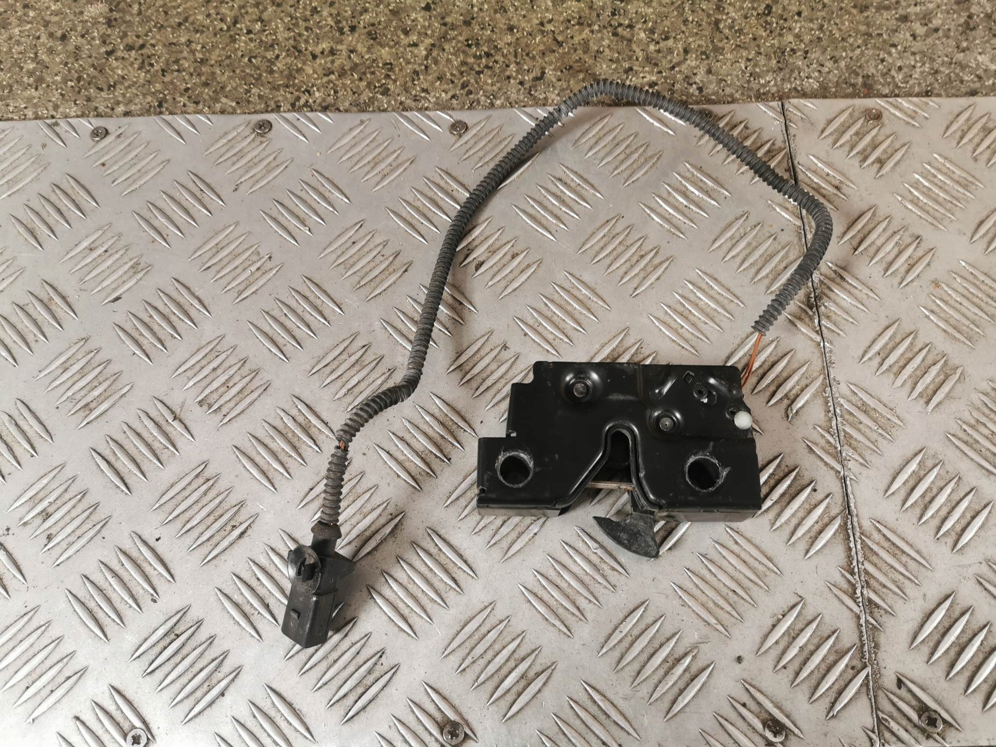 ЗАМОК КАПОТА ПЕРЕДНИЙ SEAT LEON III OE 5F0823509C