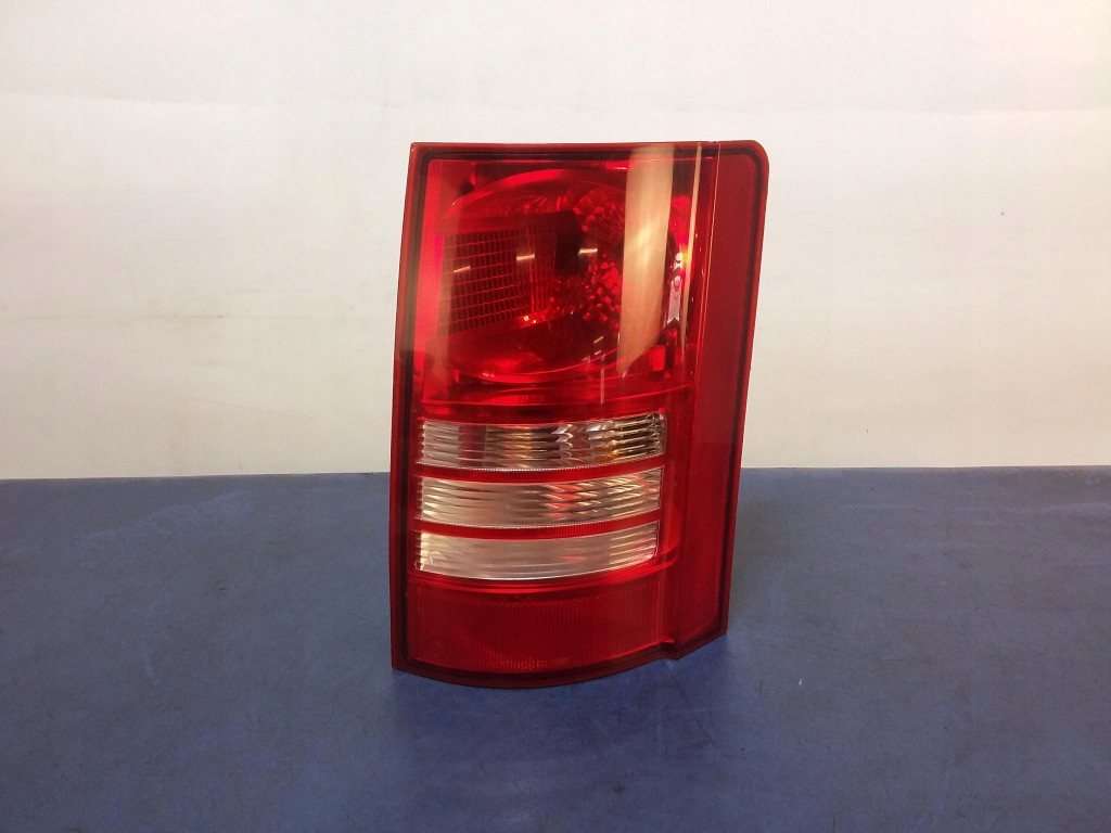 CHRYSLER TOWN COUNTRY V LAMPA TYŁ PRAWA