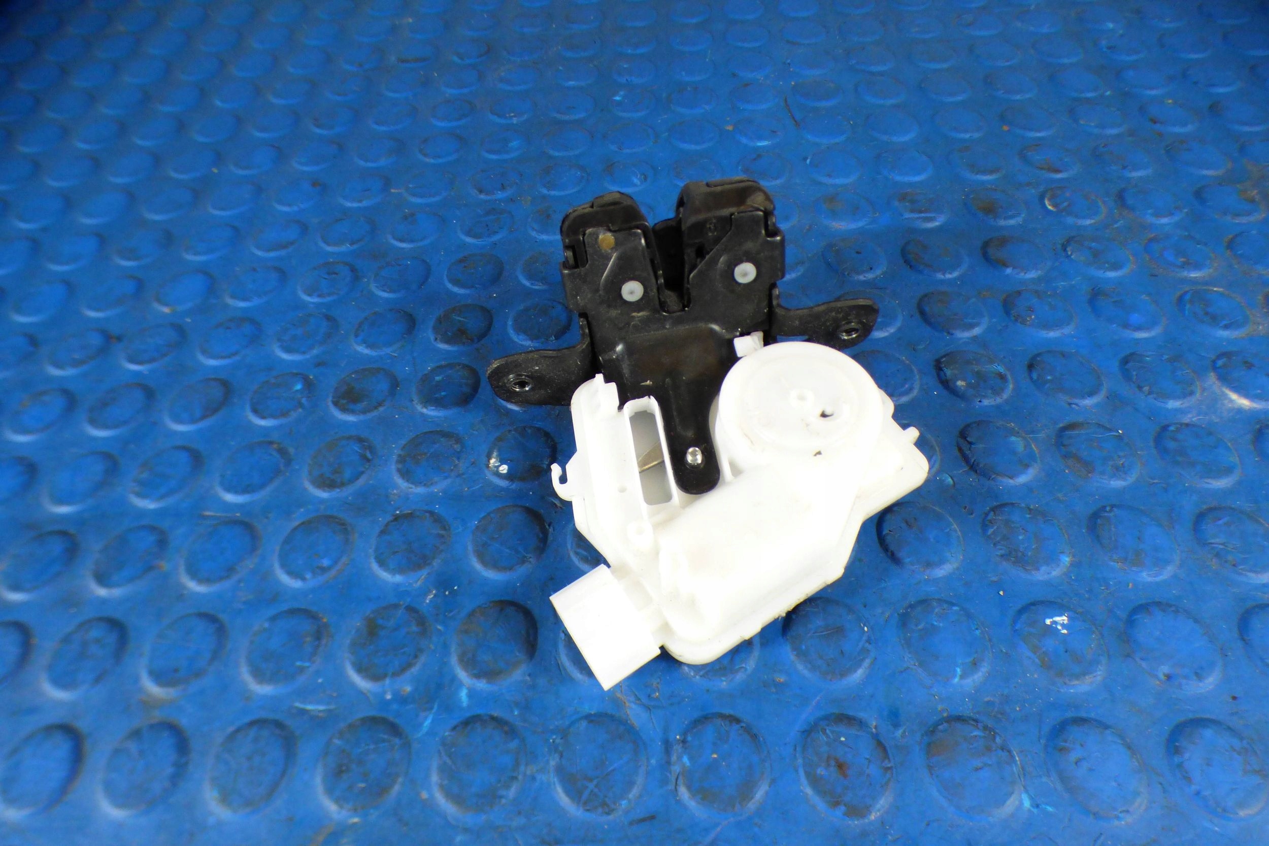 Toyota Yaris III lock bonnet boot rear part