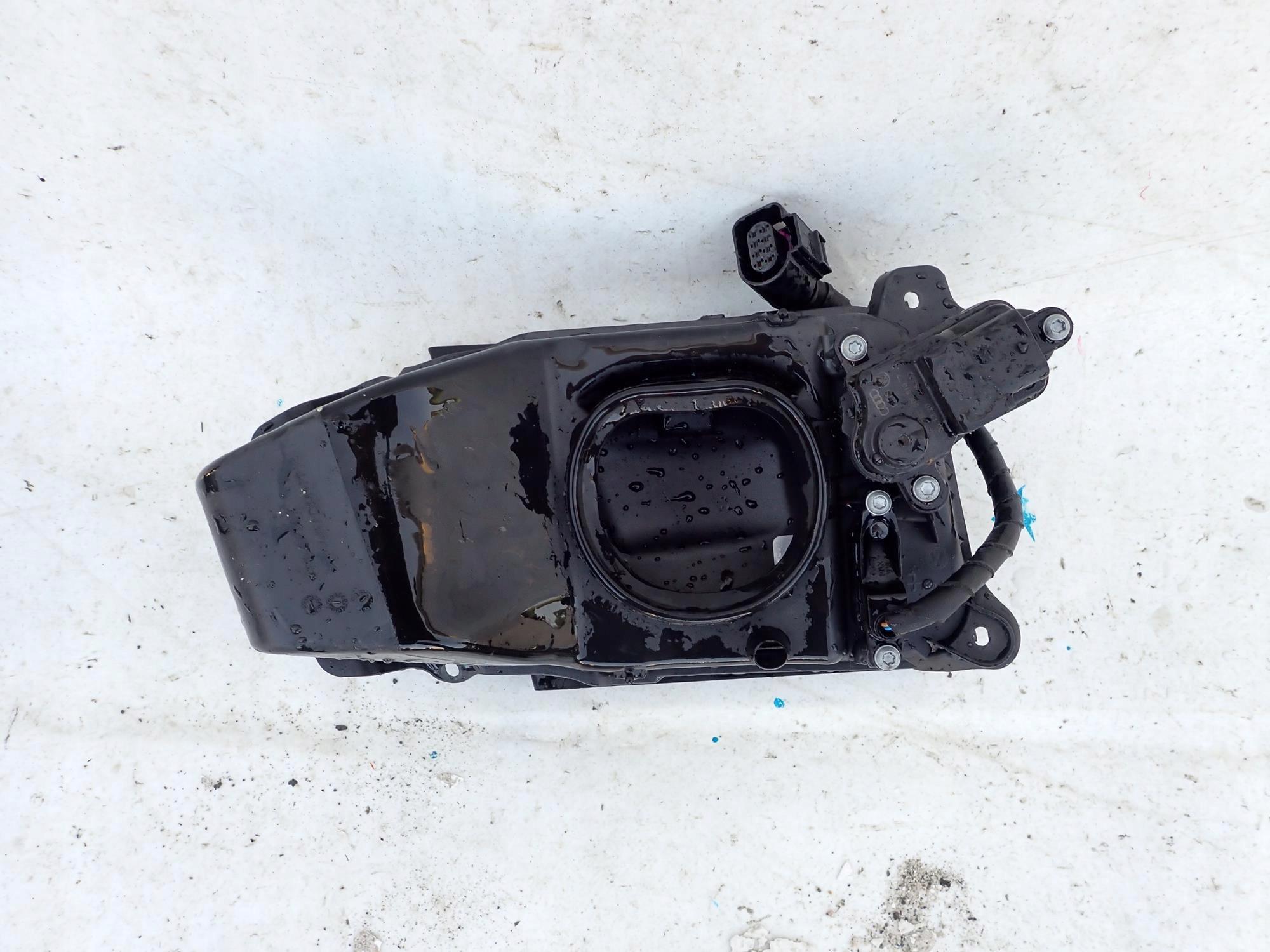 VW PASSAT B8 GTE LIFT 19- dvířka adapter LADOWANIA