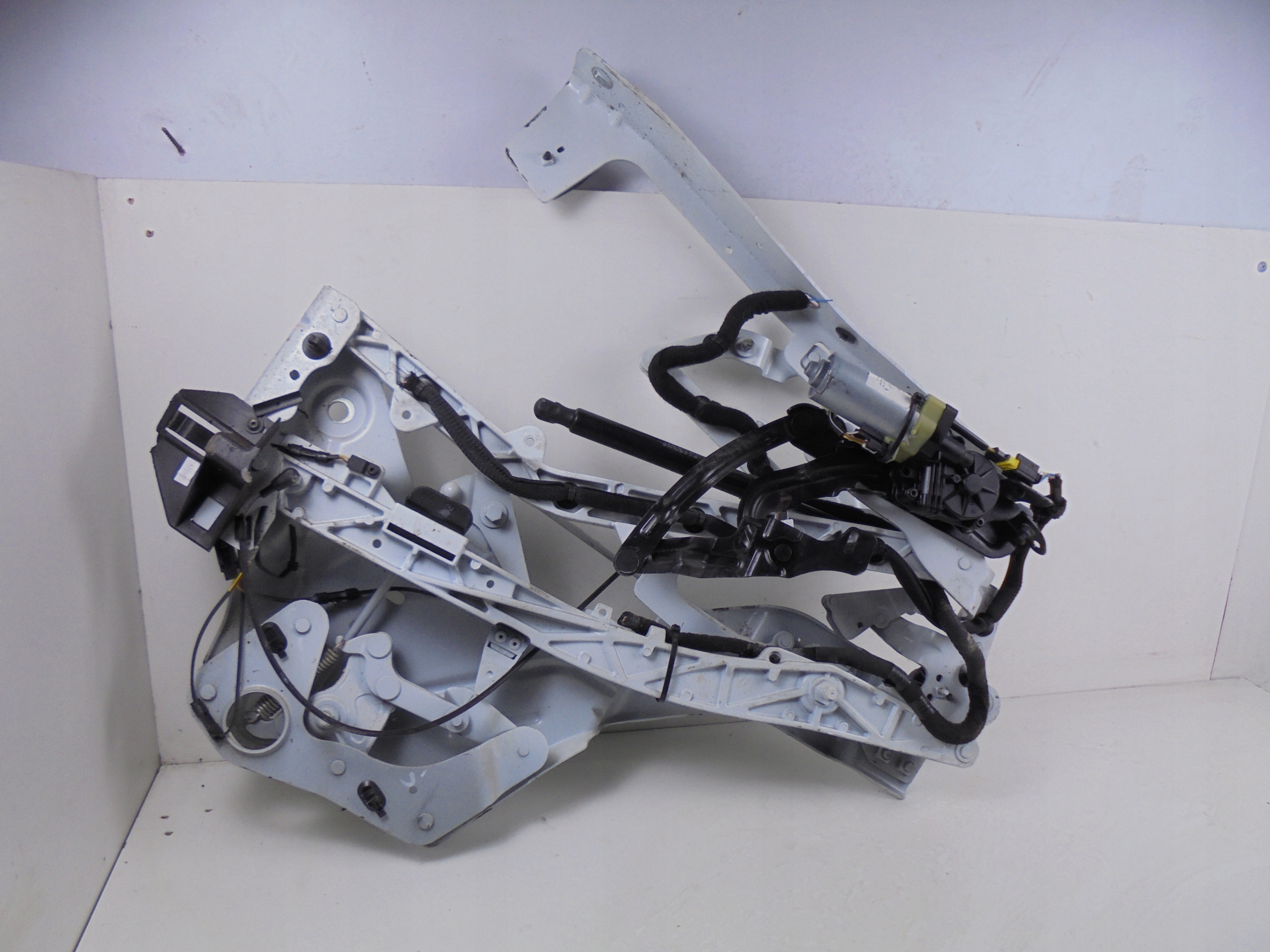 ZAWIAS KLAPY BAGAŻNIKA LEWY E95313451 RENAULT MEGANE III