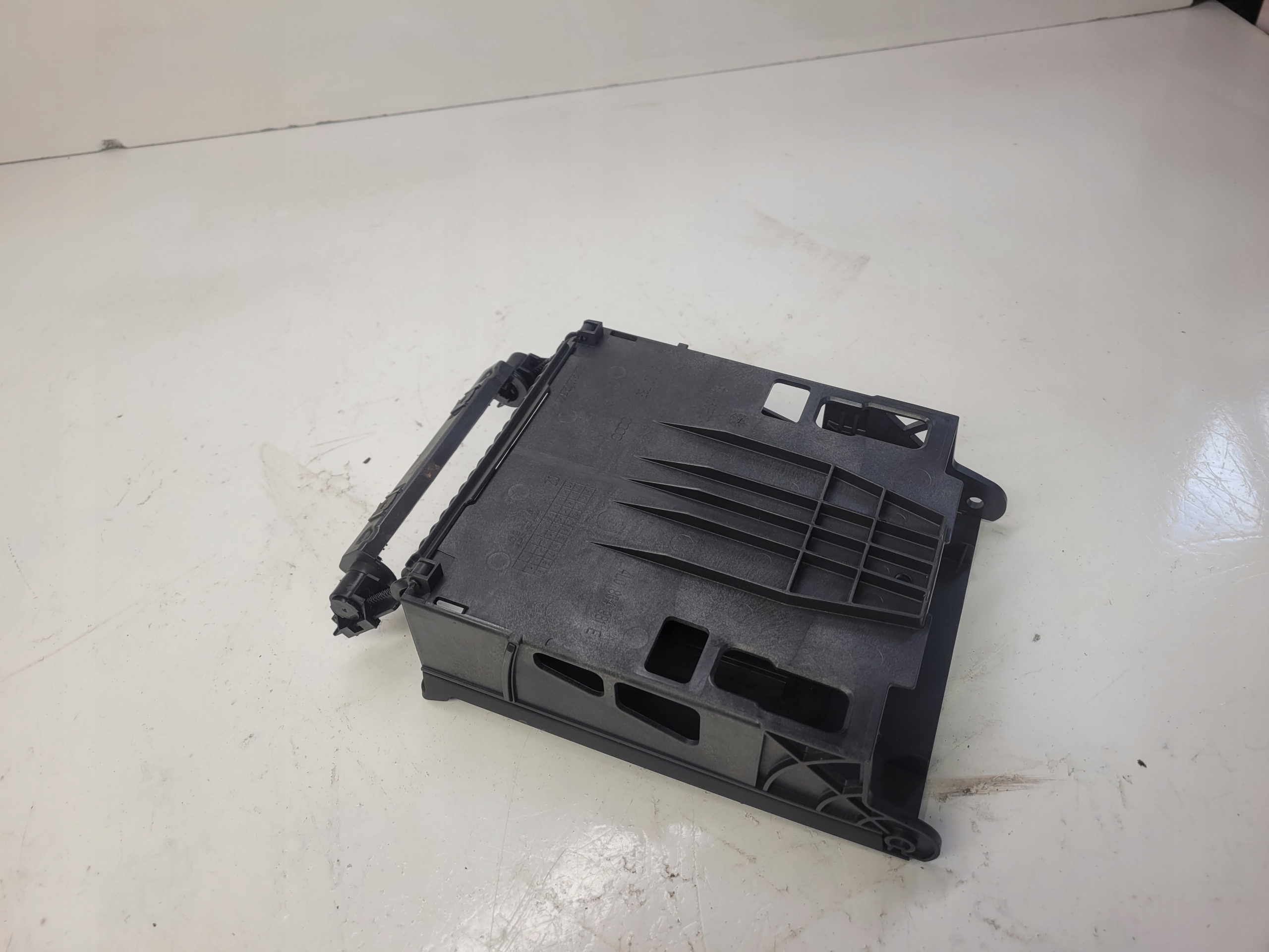 bracket holder ZMIENIARKI AUDI Q7 4L 4L0864981E
