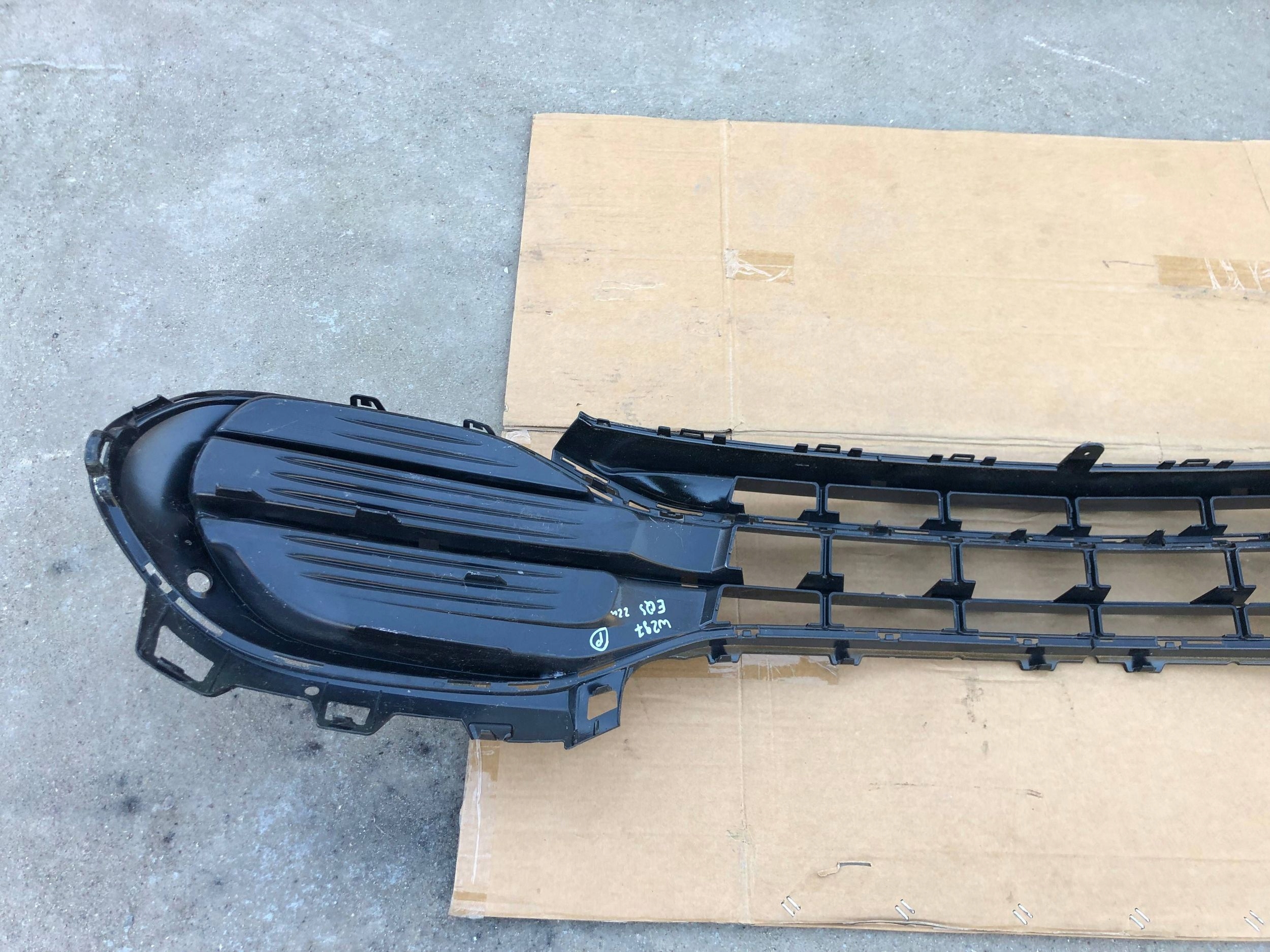 grid lower of a bumper front MERCEDES EQS V297 A2978854100