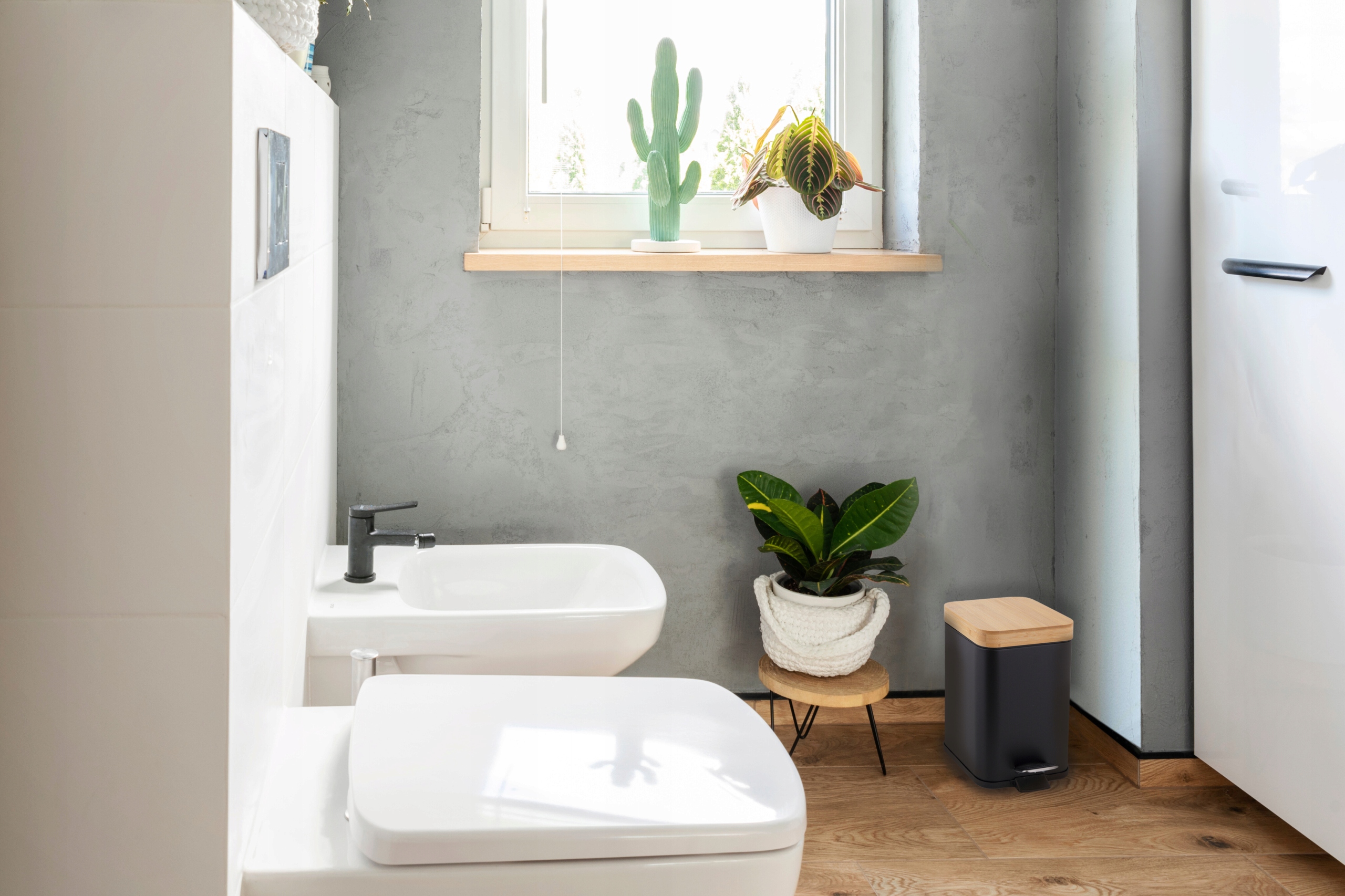 Zestaw łazienkowy KOSZ NA ŚMIECI stojak NA PAPIER TOALETOWY szczotka DO WC Cechy dodatkowe w zestawie