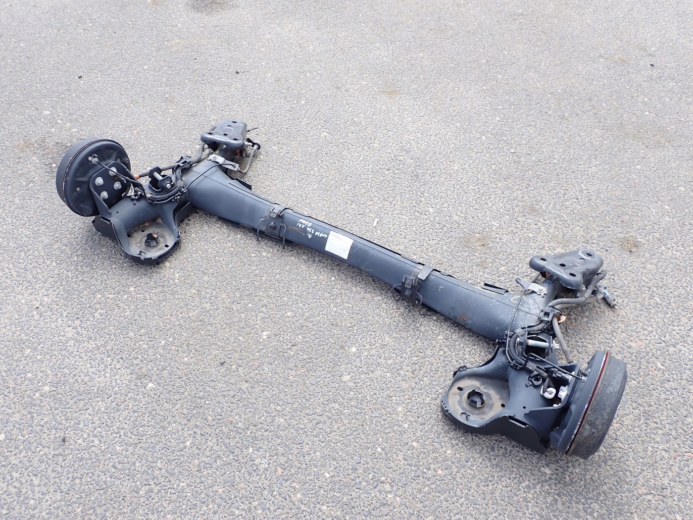 BELKA OŚ ZAWIESZENIA TYŁ TYLNA KOMPLETNA BĘBEN OPEL CORSA F PEUGEOT 208 II