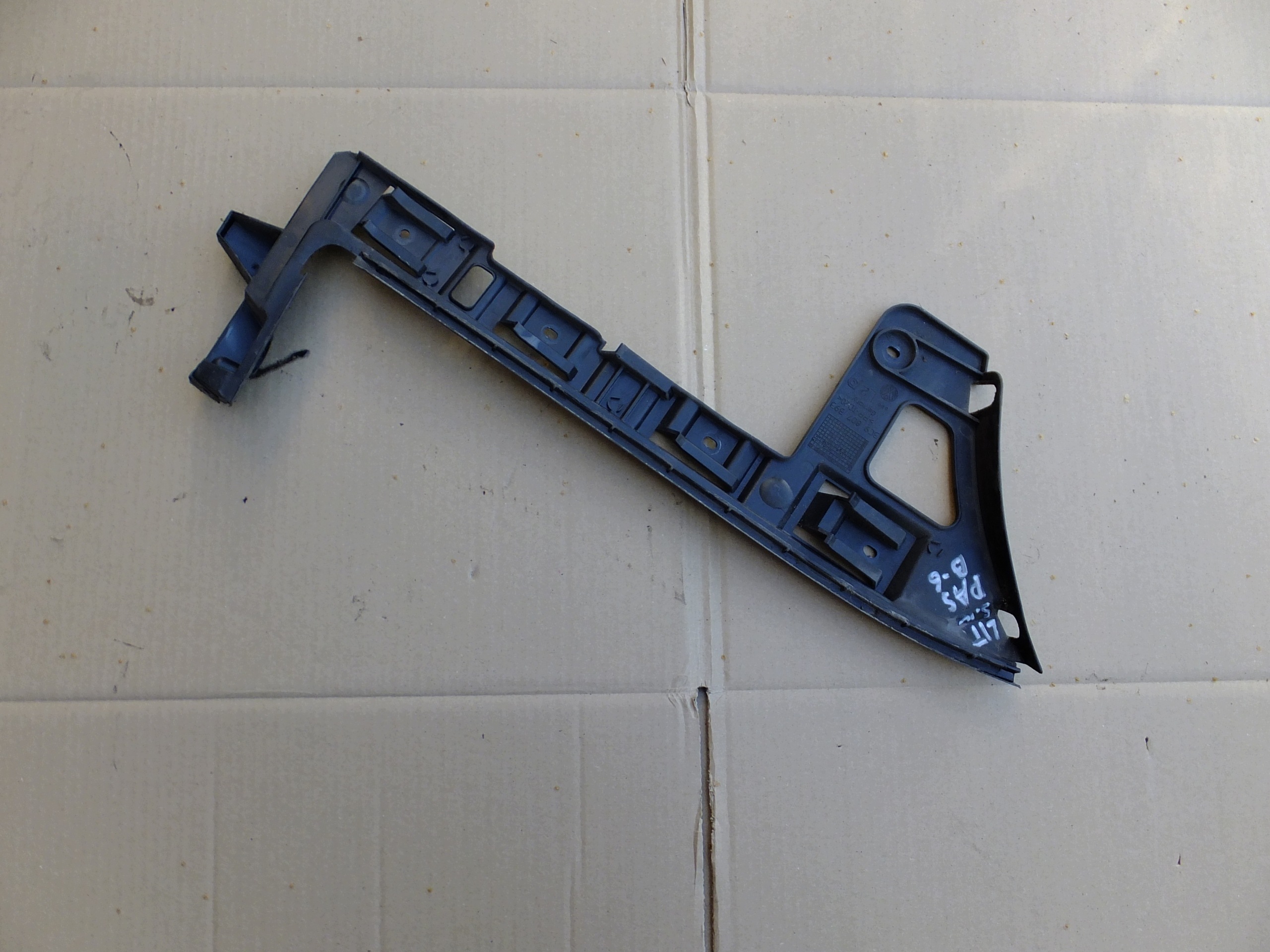 bumper bracket left rear part vw passat b6 kombi 3C9807393