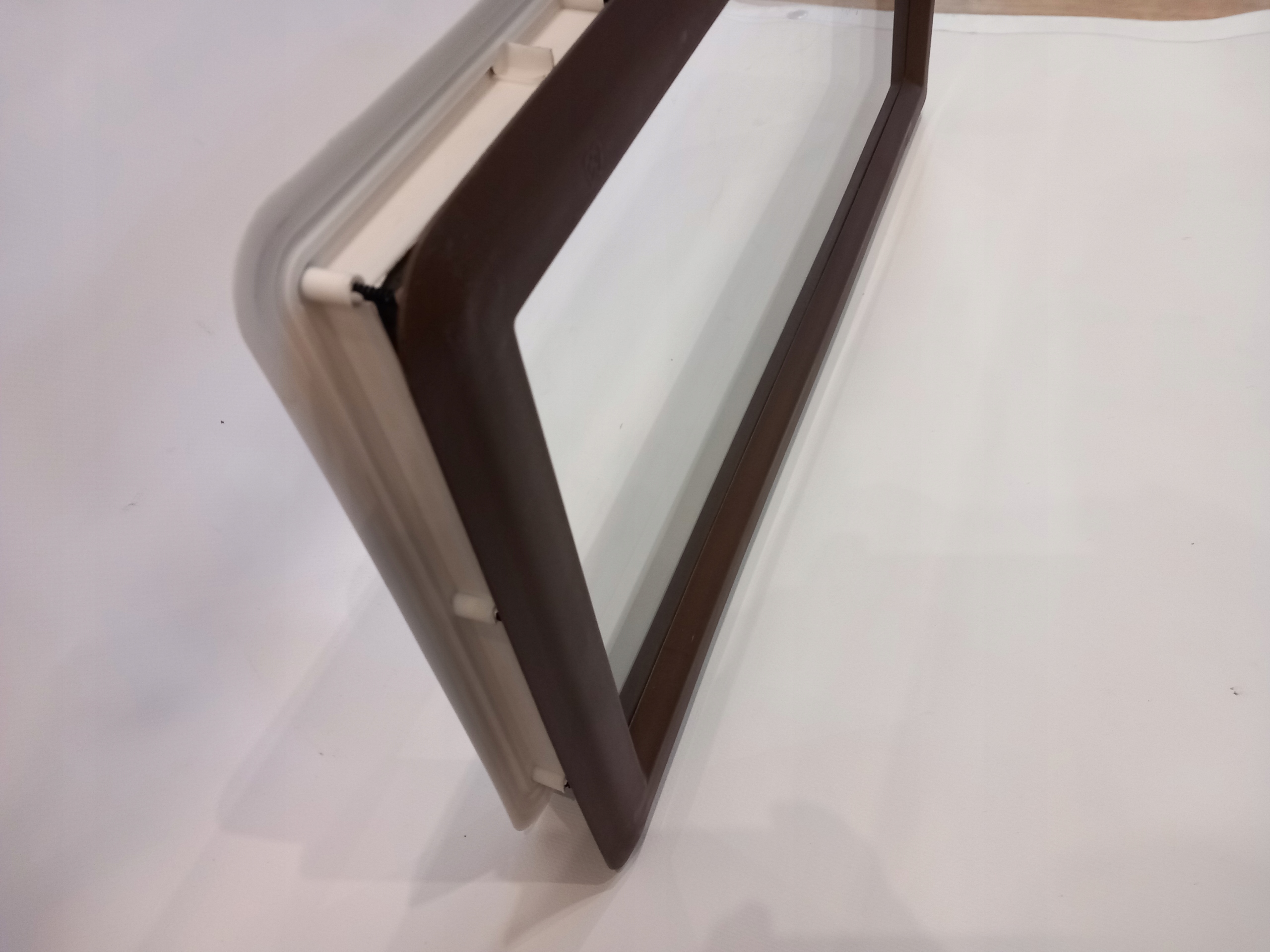 Okno, okénko, světlík pro panelová garážová vrata, bronzová barva