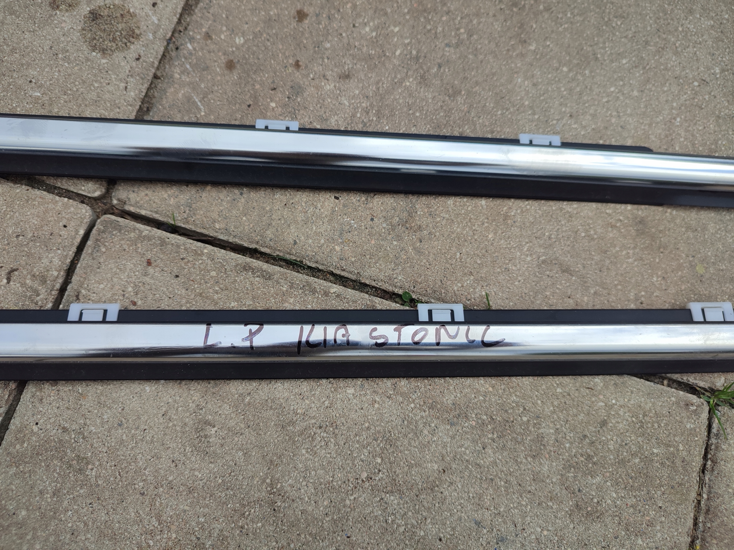 LISTWA ZGARNIAJĄCA DRZWI LEWA PRZÓD PRZEDNIA KIA STONIC LIFT Producent części Kia OE