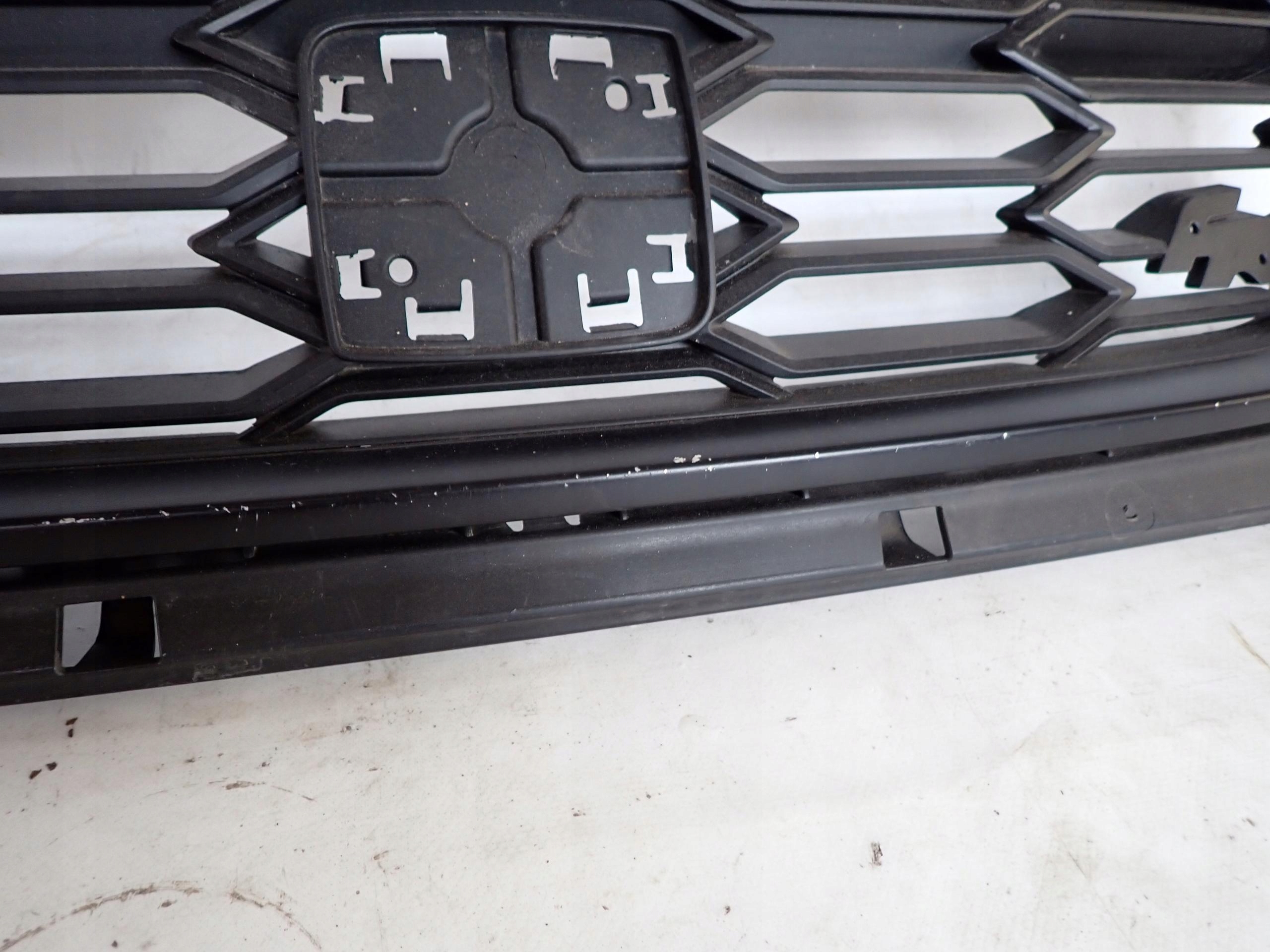 seat Leon III рестайлинг FR 16- решетка радиатора 5F0853654J