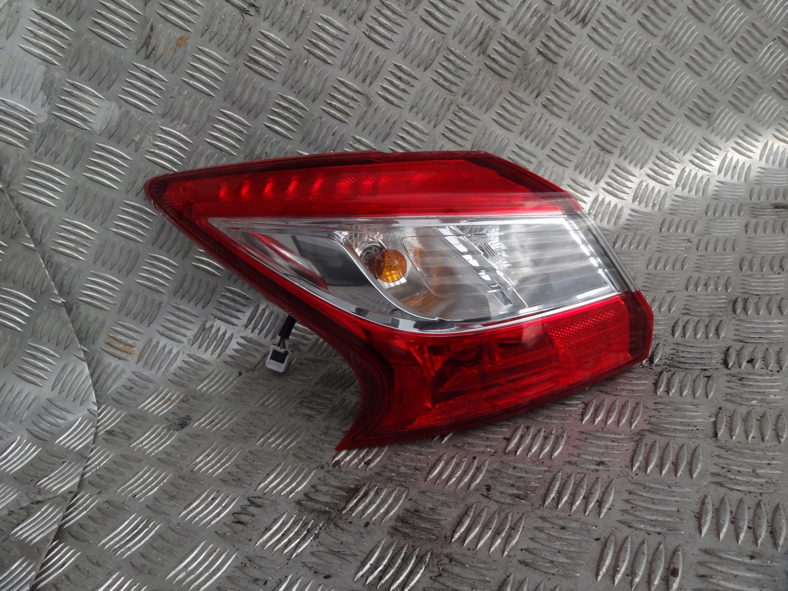 NISSAN PULSAR 2018 LAMPA TYLNA LEWA EUROPA KOMPLETNA ORYGINAL