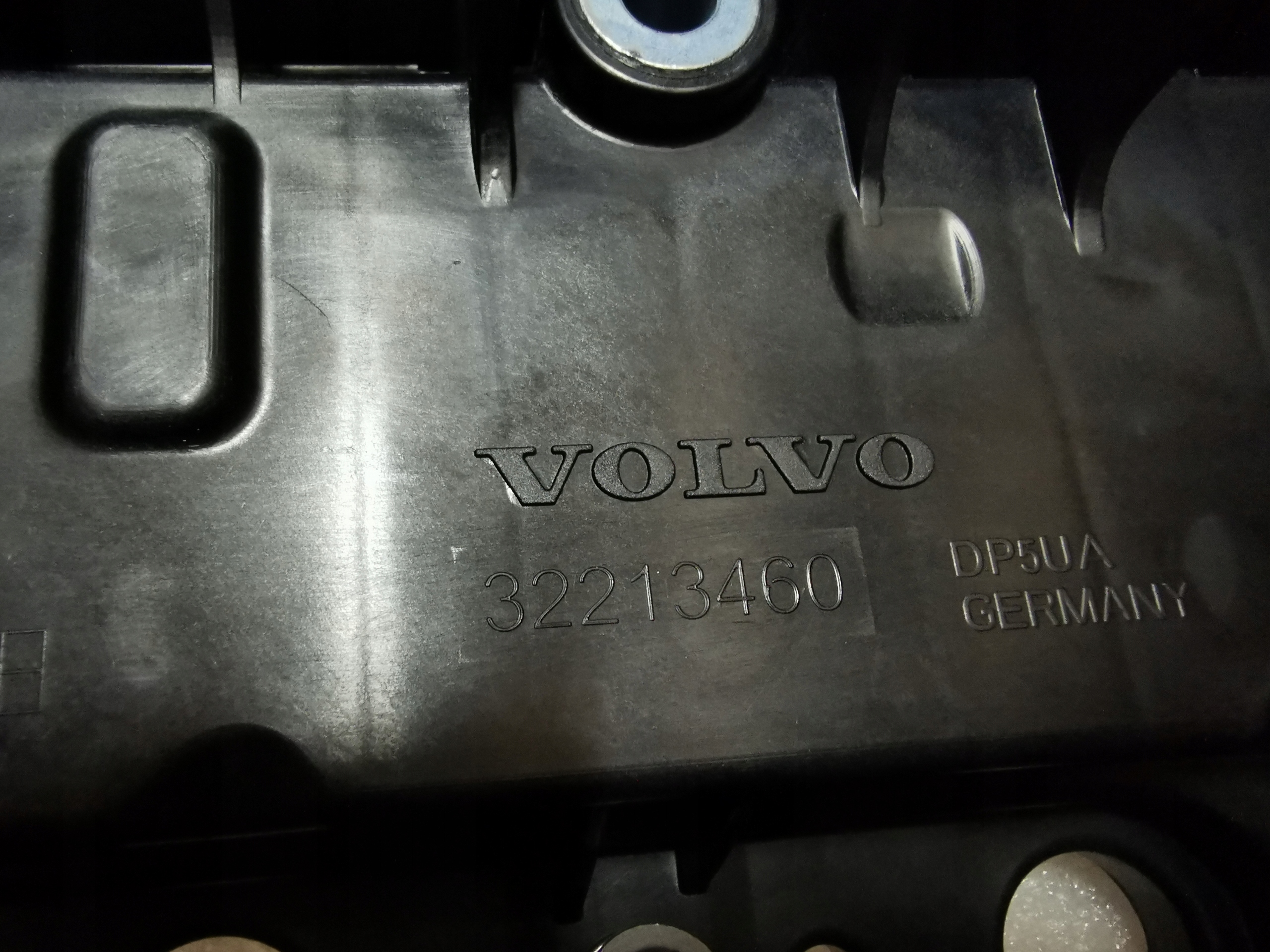 POKRYWA ZAWORÓW VOLVO 2.0 D4 V90 II V70 III V60 II Producent części Volvo OE