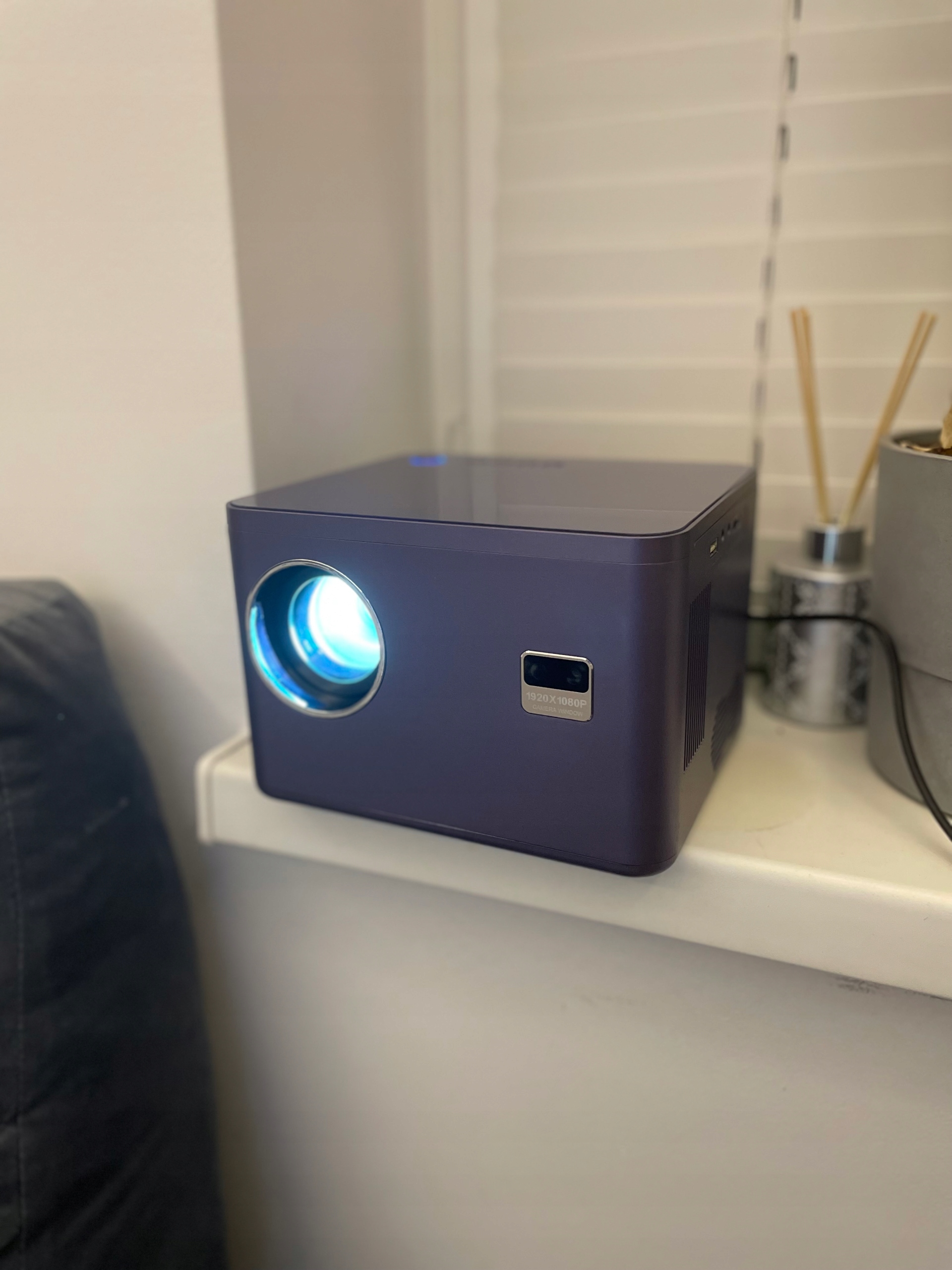 PROJEKTOR RZUTNIK ANDROID SMART TV WIFI FULL HD 650ANSI ZOOM 300" Kod producenta Projektor domowy biurowy uniwersalny