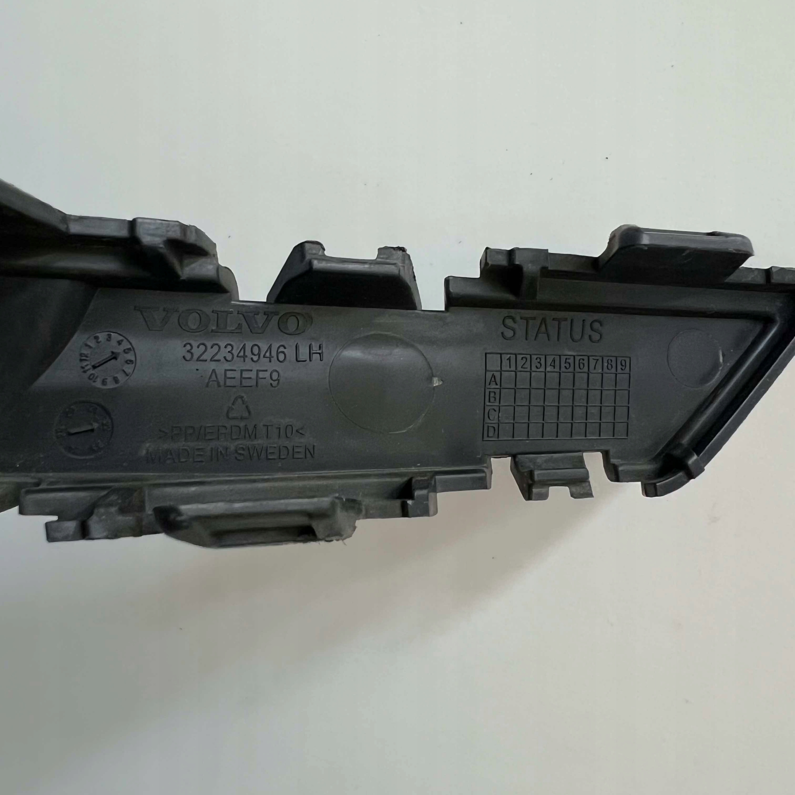 VOLVO XC60 II 2022- grid W bumper front left PDC 32234946