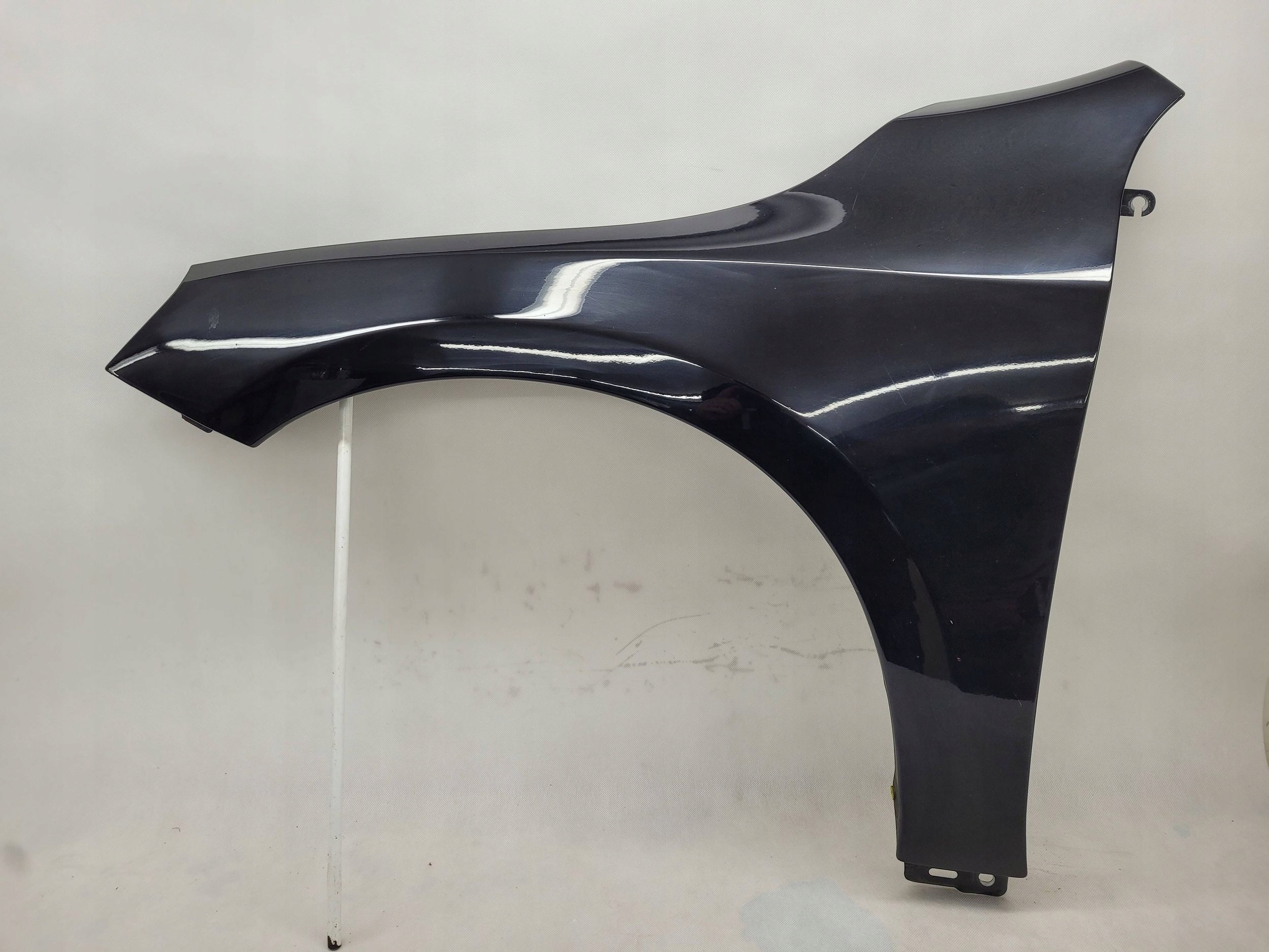 VOLVO S60 II LIFT BŁOTNIK PRZÓD PRZEDNI LEWY FV 019-46 CZARNY W KOLOR