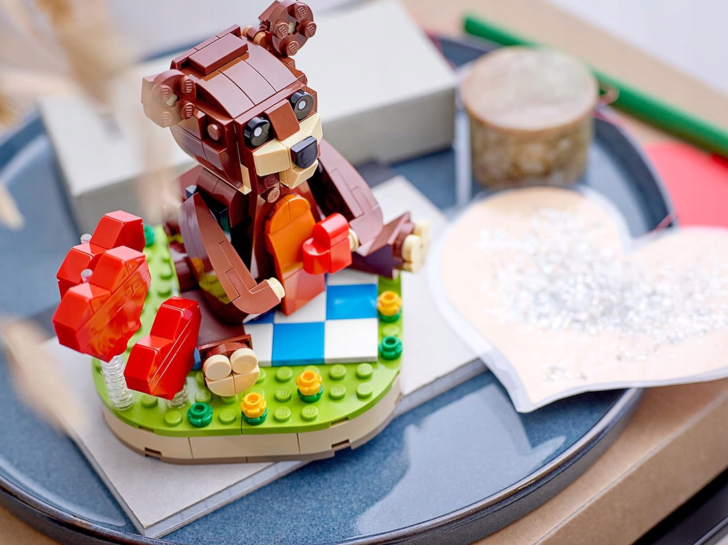 WALENTYKOWE LEGO ZAKOCHANY MIŚ Z KWIATAMI SERCE RUCHOMY PREZENT GRATIS Bohater brak