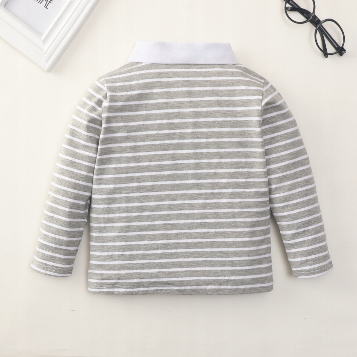 Elegancki kołnierzyk polo w białe szare paski 3U5 Wzór dominujący paski