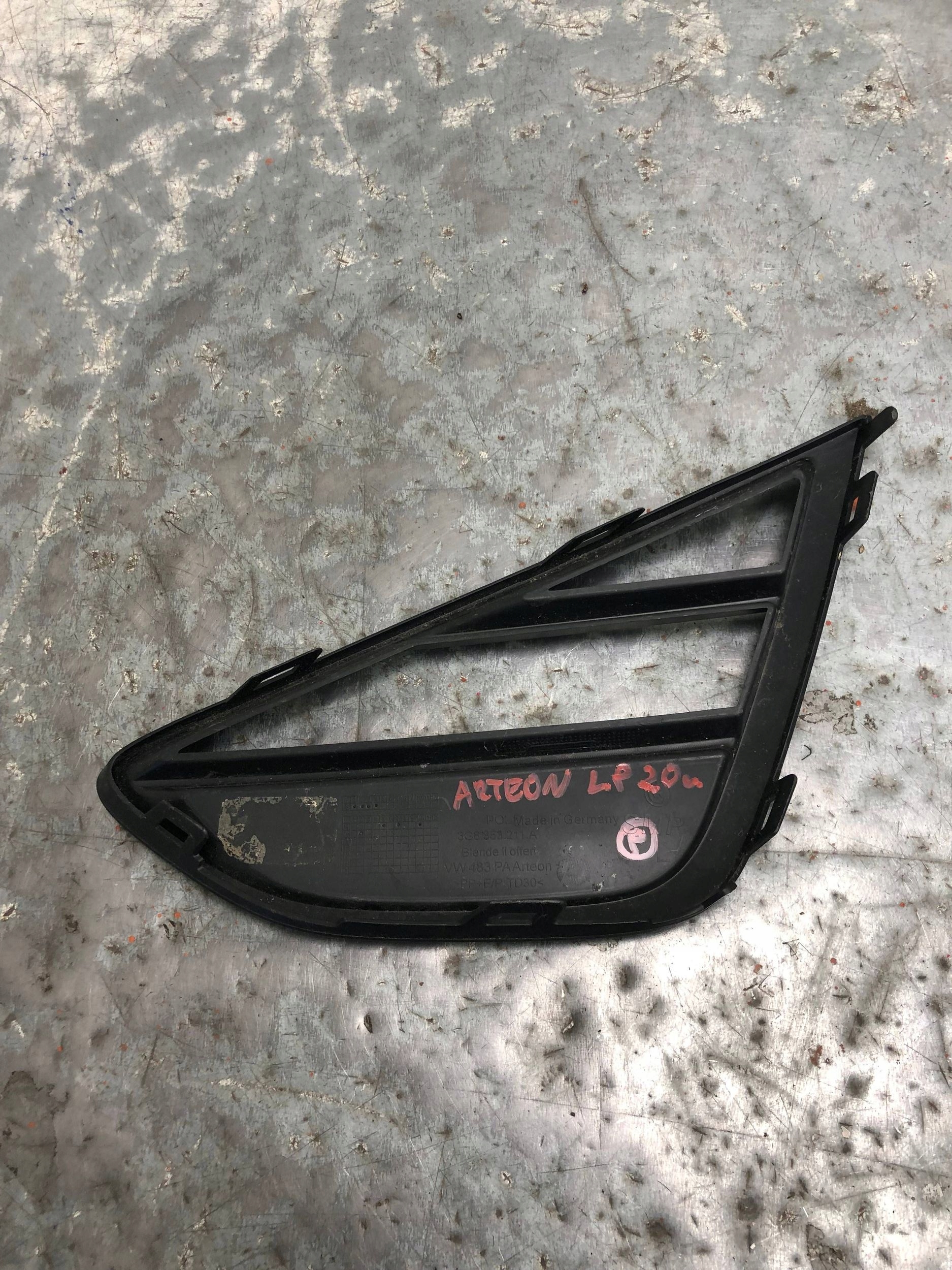 grid of a bumper left front VW ARTEON 3G8853211A