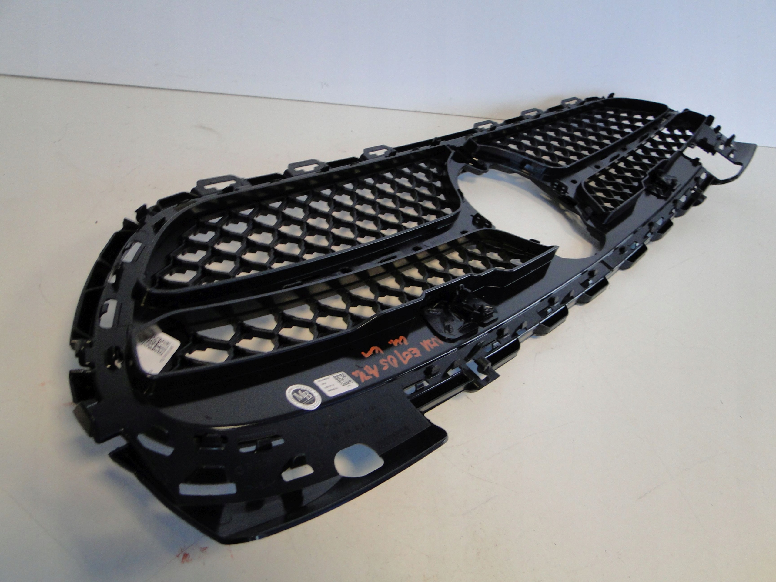 MERCEDES C KLASA 206 W206 GRILL ATRAPA ZDERZAKA DIAMENT AMG KAMERA Kolor czarny