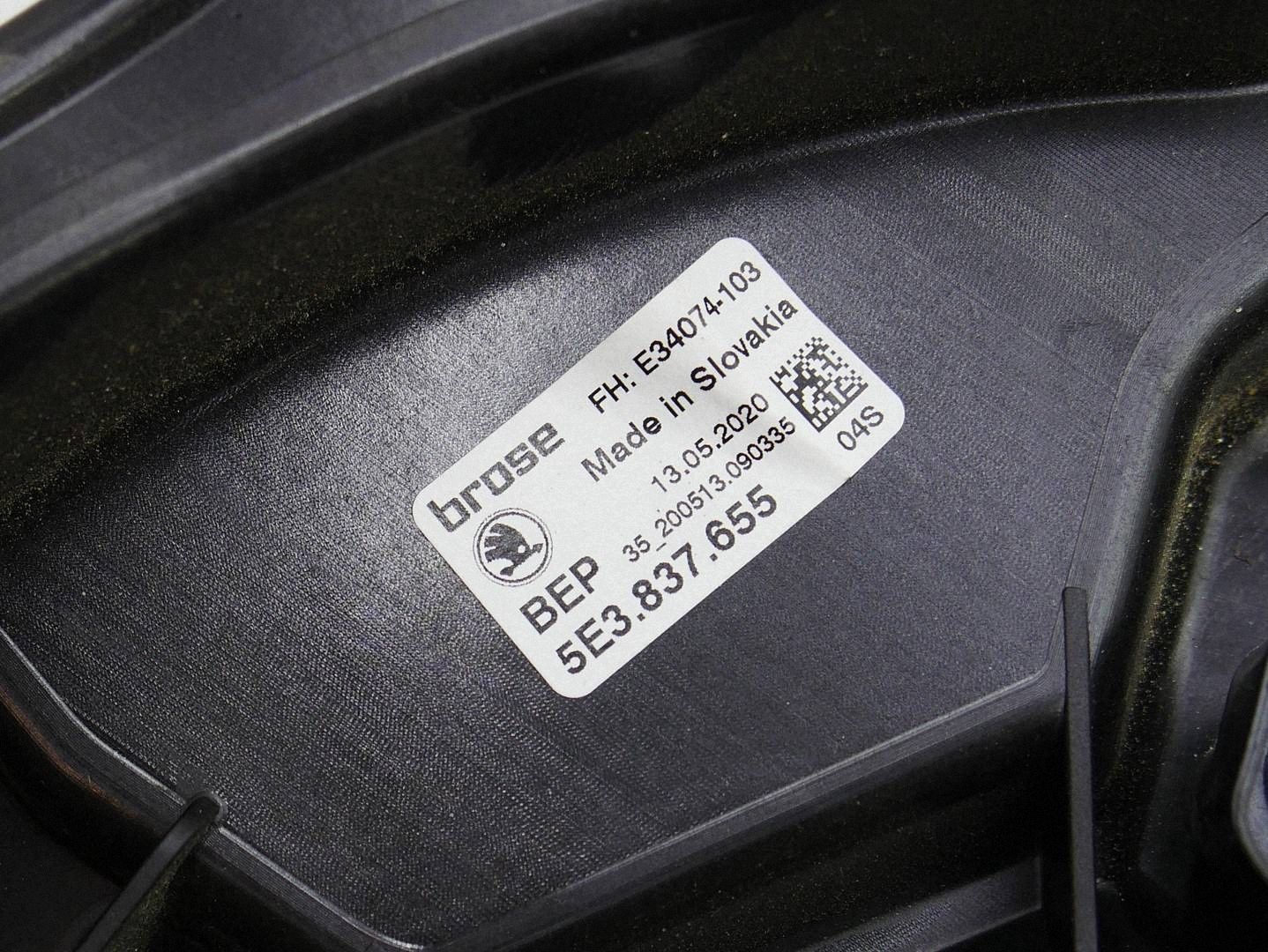 ablakemelő bal eleje SKODA OCTAVIA IV 19- 5E3837655
