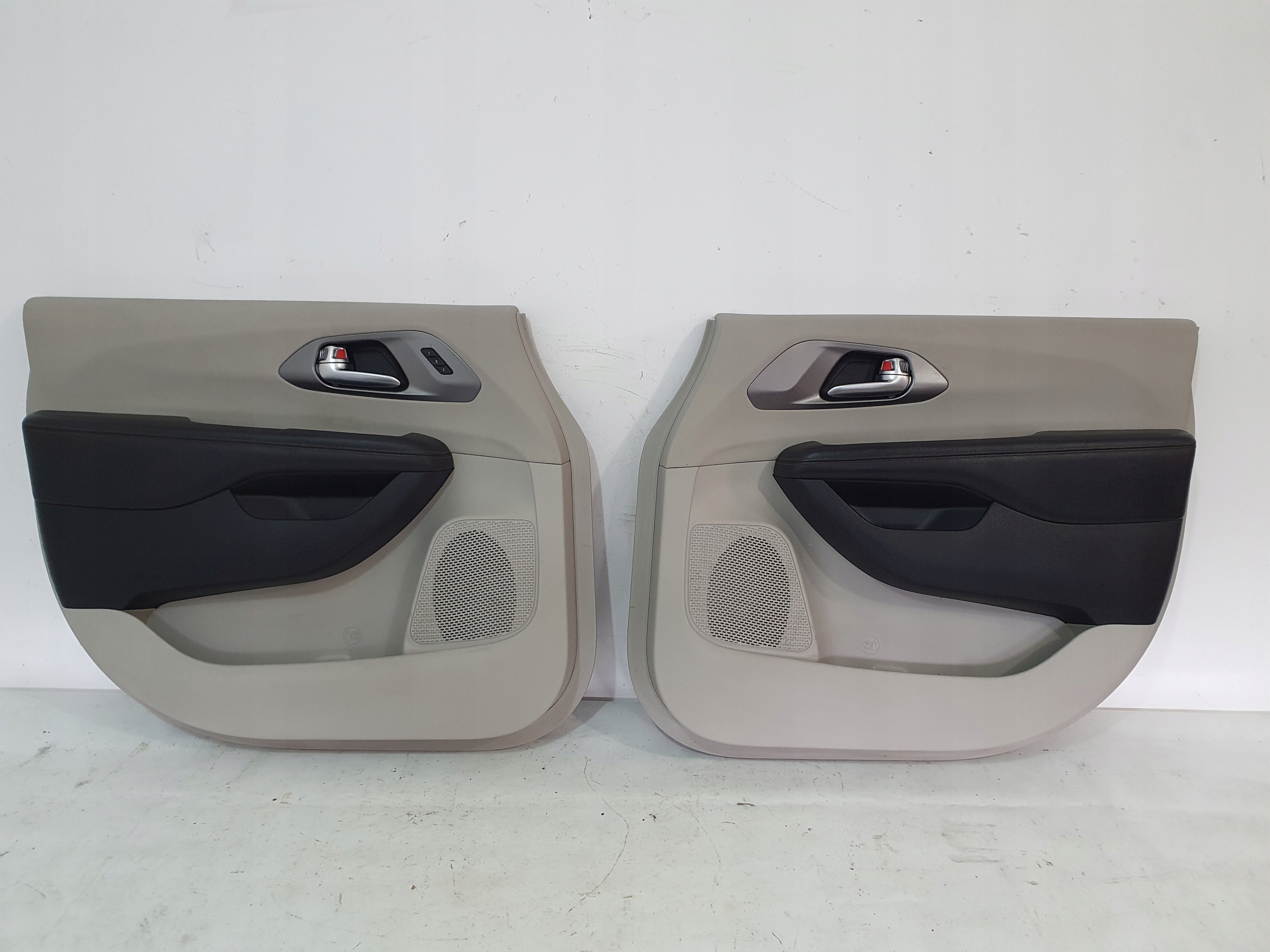 CHRYSLER PACIFICA II 2016- side door left right front