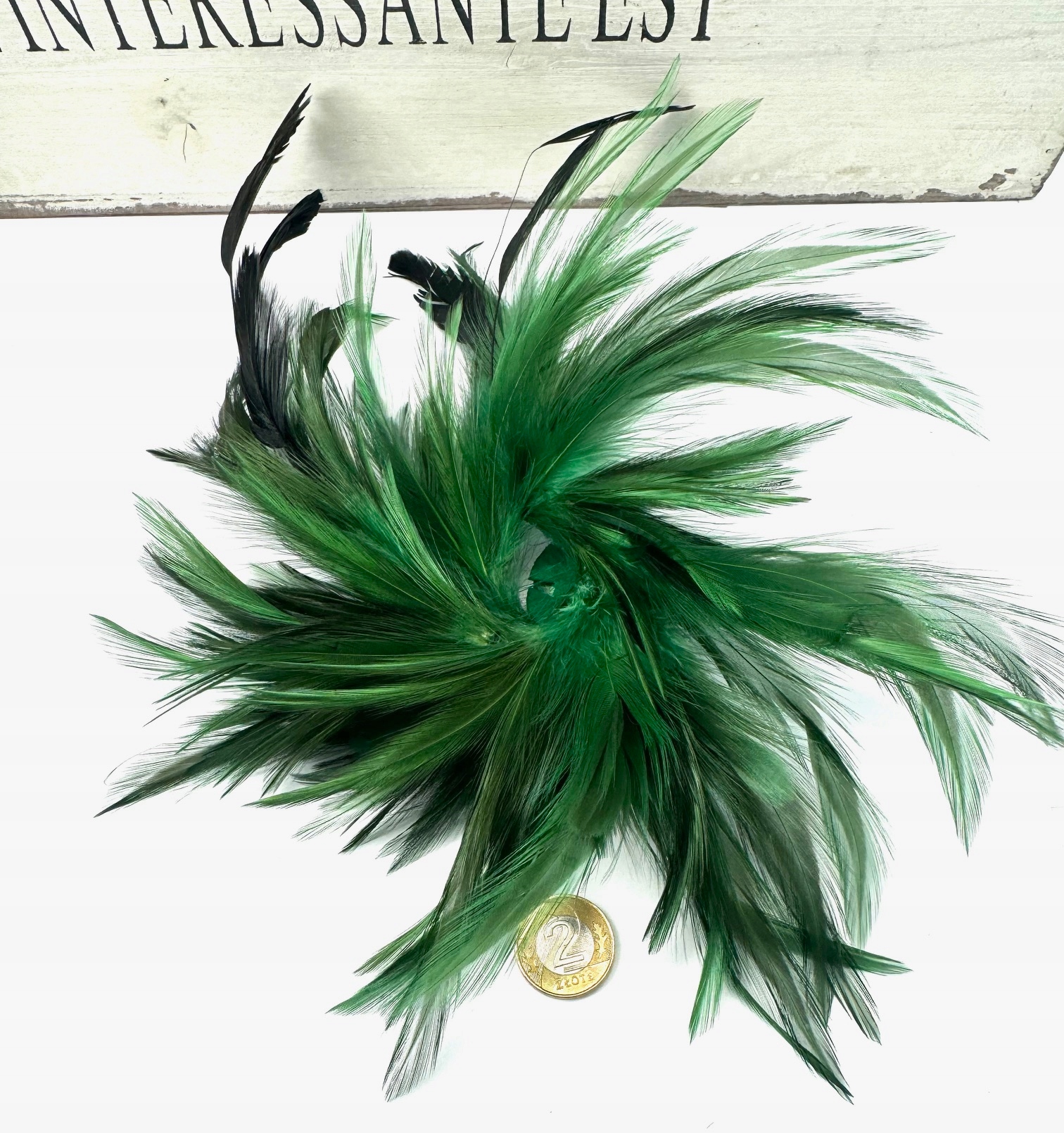 Fascynator na głowę BROSZKA PRZYPINKA Stroik na głowę PIÓRA ZIELONY Kolor dominujący odcienie zieleni