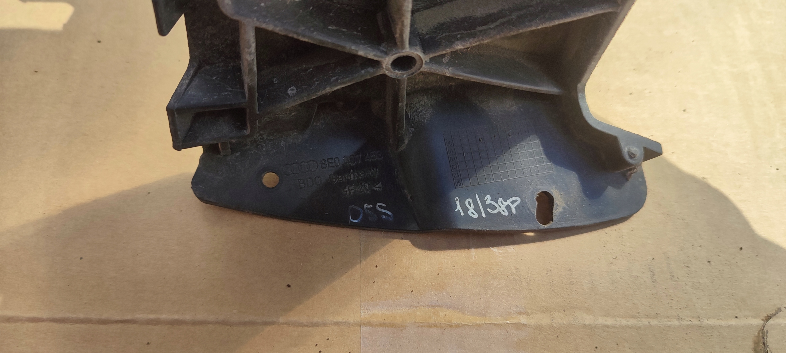 stoßstangenführung links heck A4 B6 8E0807453